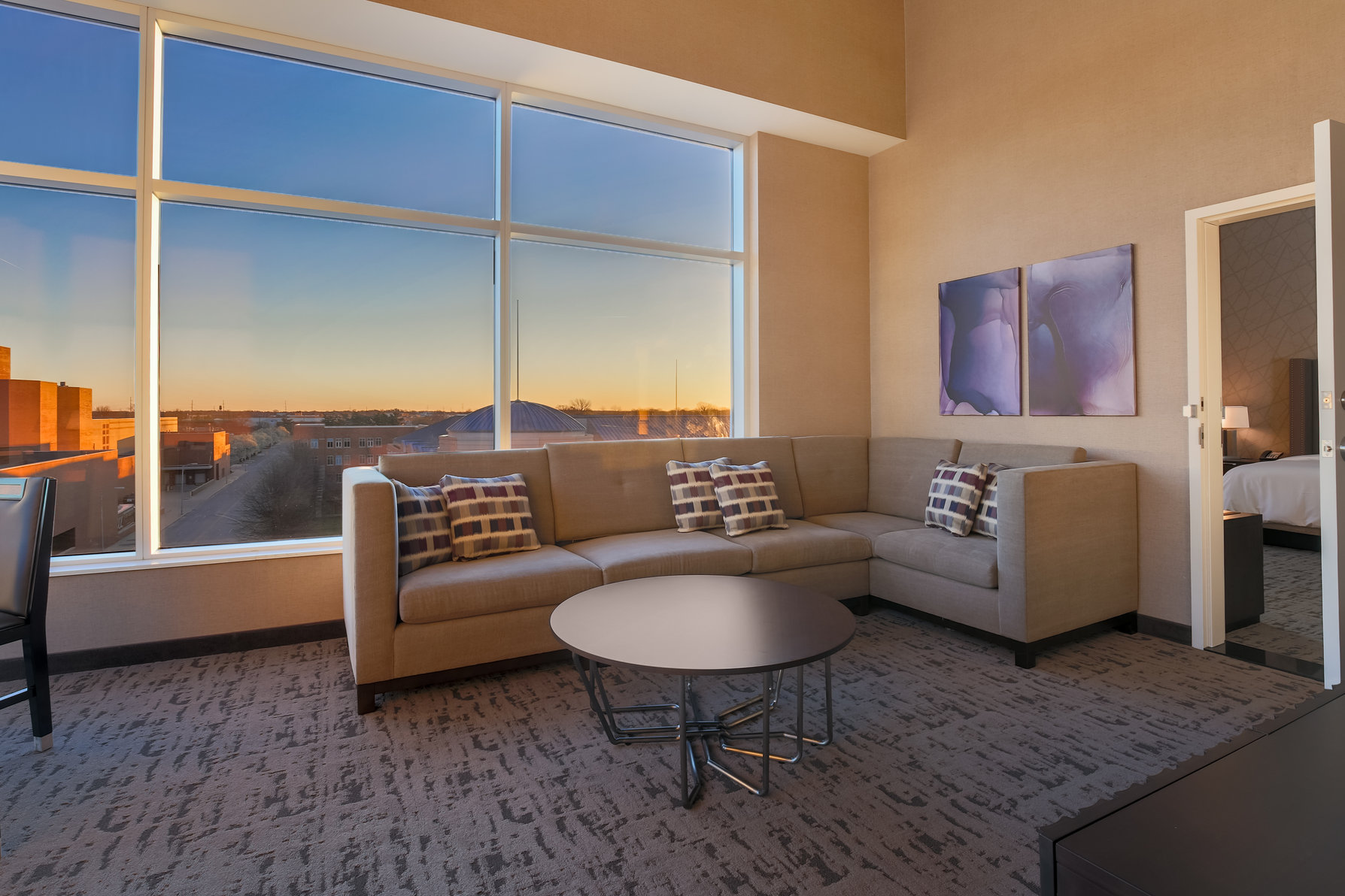 DoubleTree by Hilton Evansville Room Type - 1K MB HR ACC RI-S CRNR STE