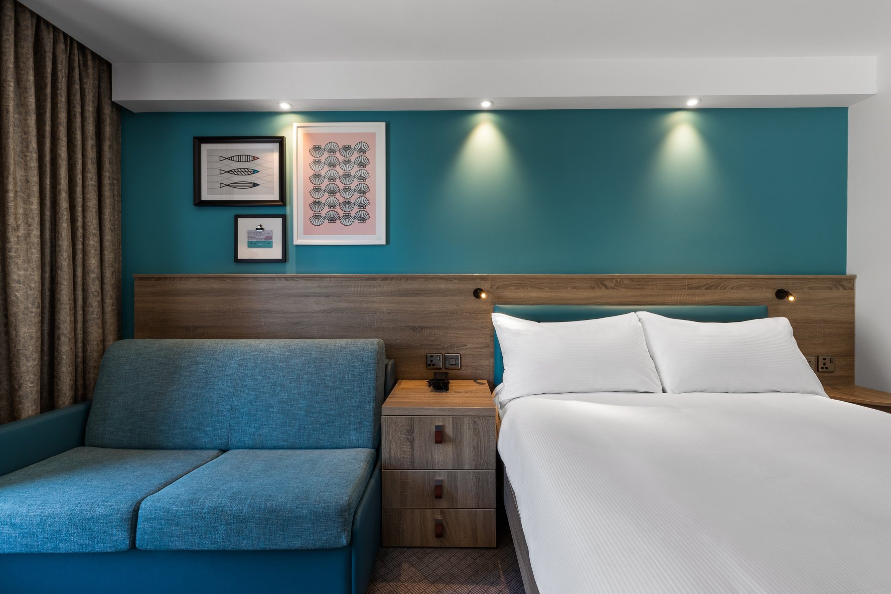 Hampton by Hilton Torquay Room Type - QUEEN WITH SOFA AND VIEW