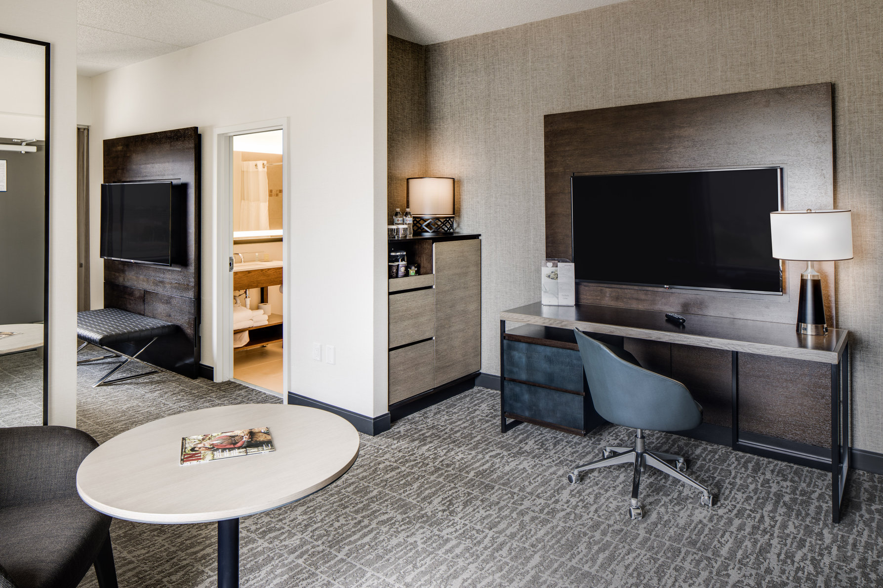 DoubleTree by Hilton Hotel & Suites Jersey City Room Type - 1KG 1BDR CORNER STE SOFABD