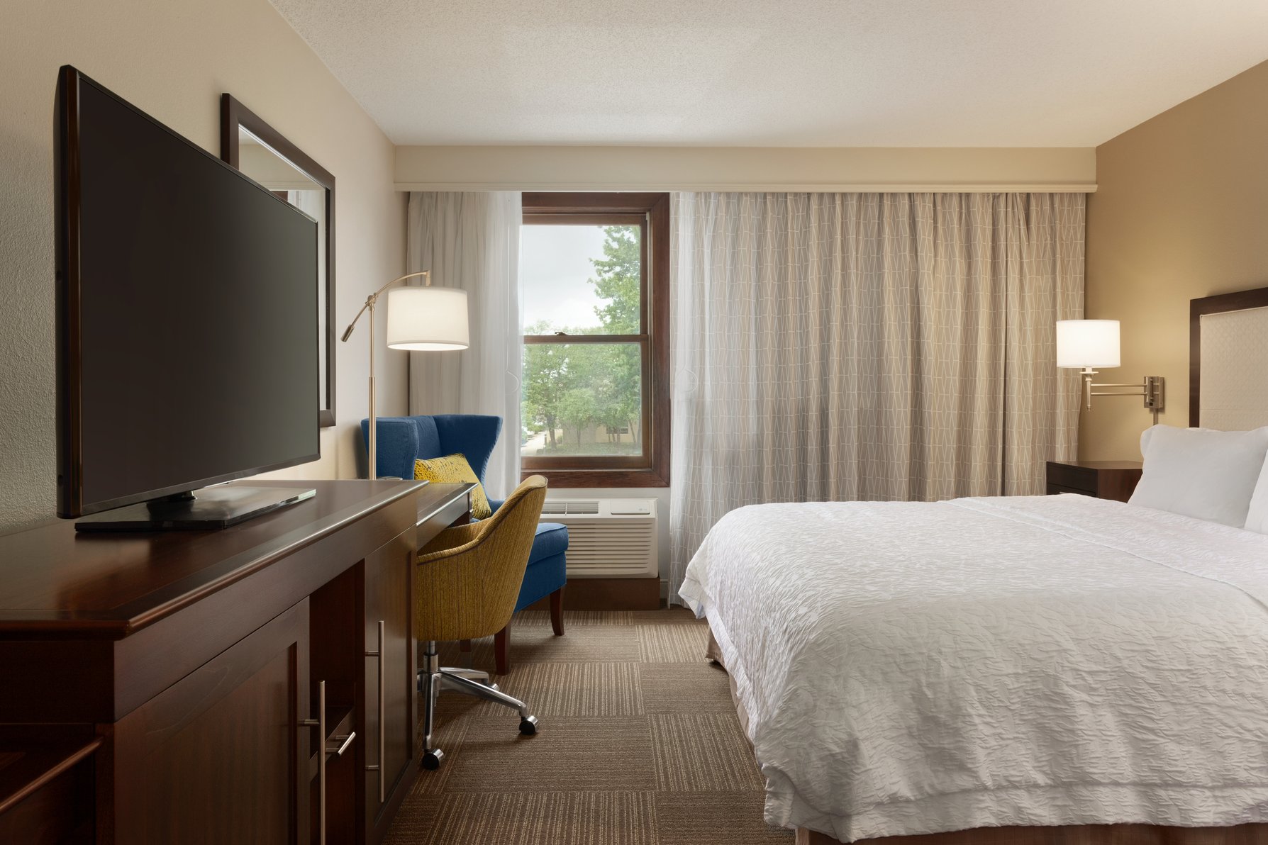 Hampton Inn and Suites Springdale Room Type - 1 KING ACCESSIBLE TUB NS