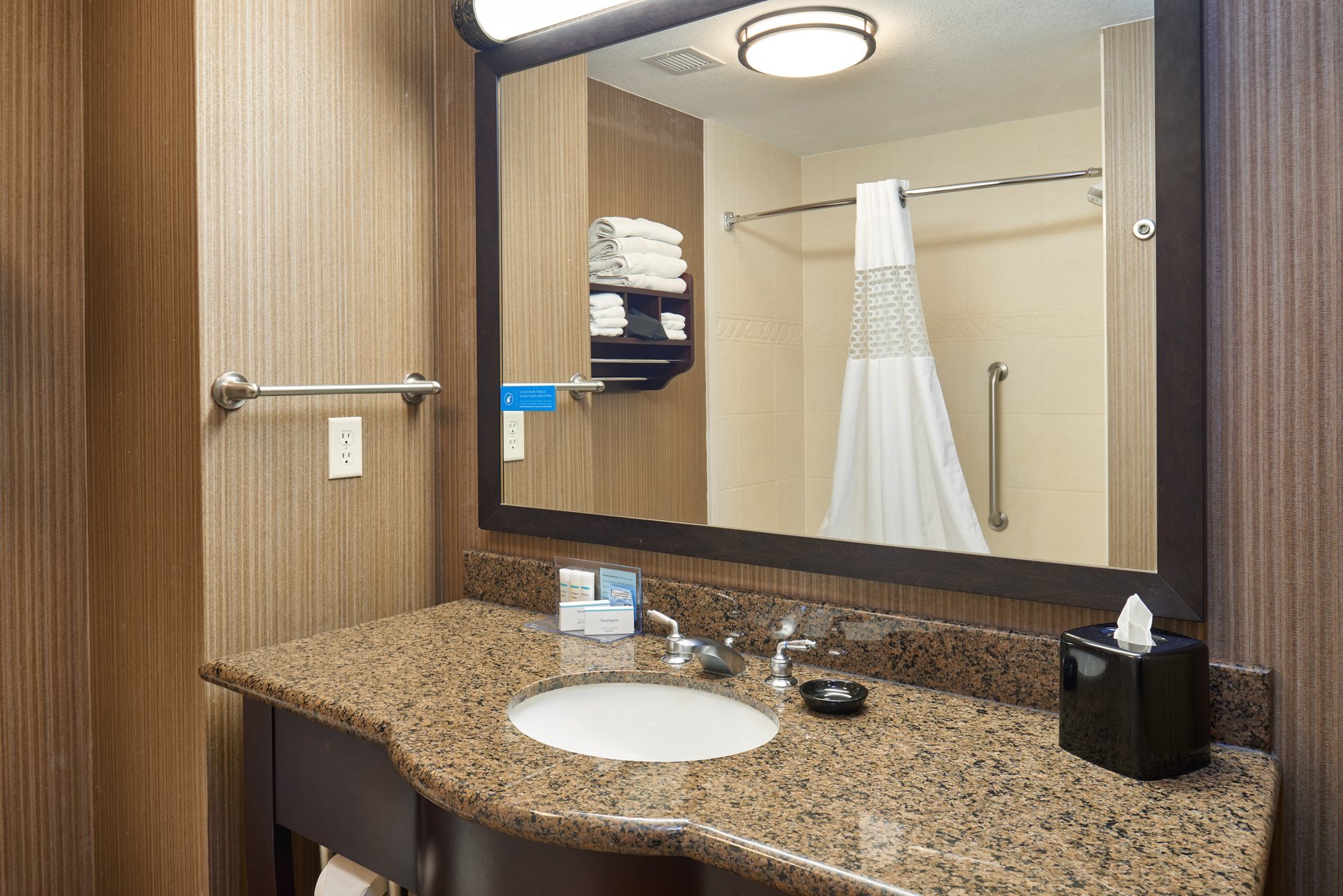 Hampton Inn & Suites by Hilton Longview North Room Type - 1KNG STUDIO WHIRLPL NOSMOK