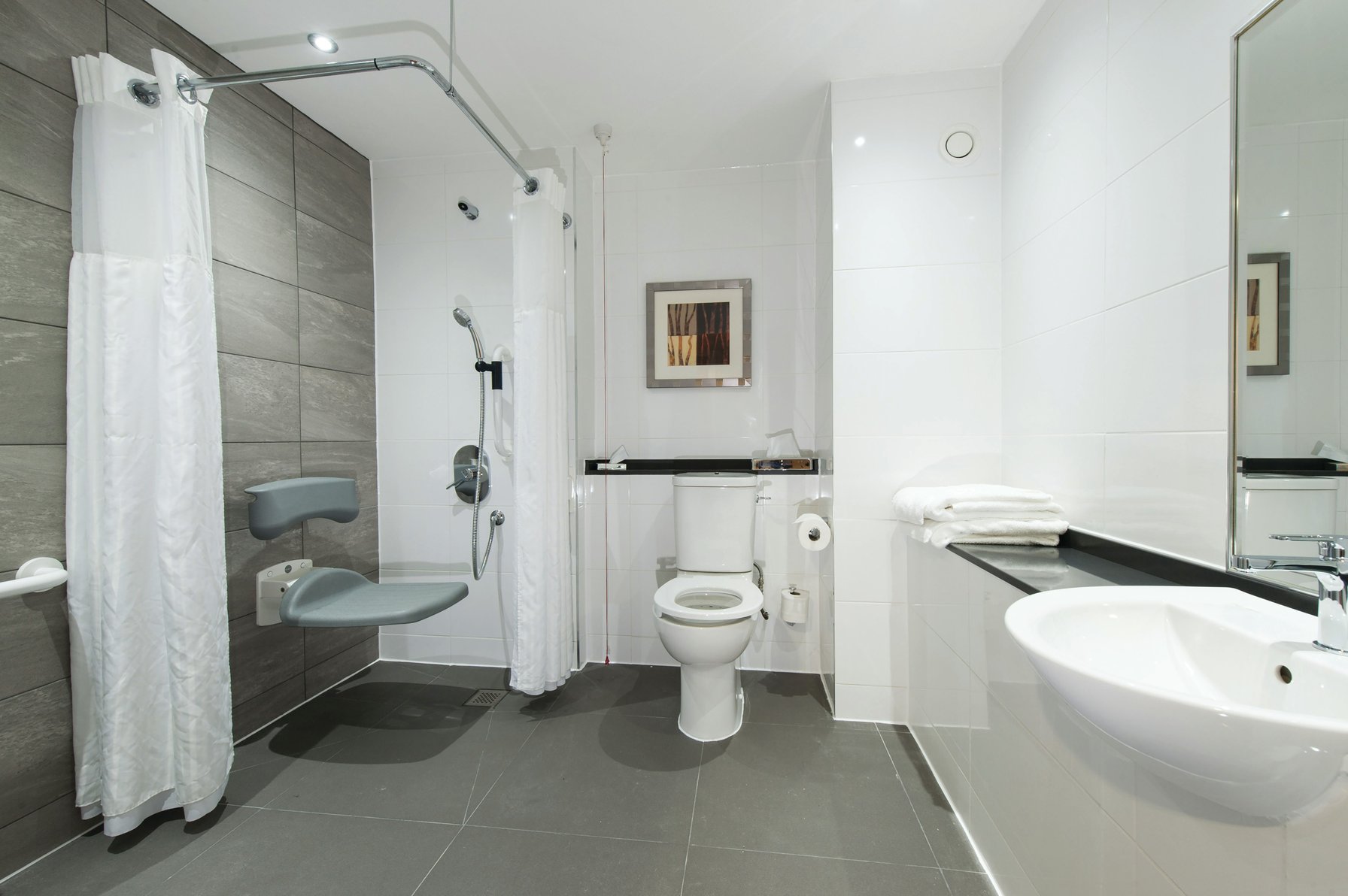 DoubleTree by Hilton Glasgow Strathclyde Room Type - QUEEN ACCESSIBLE GUEST RM