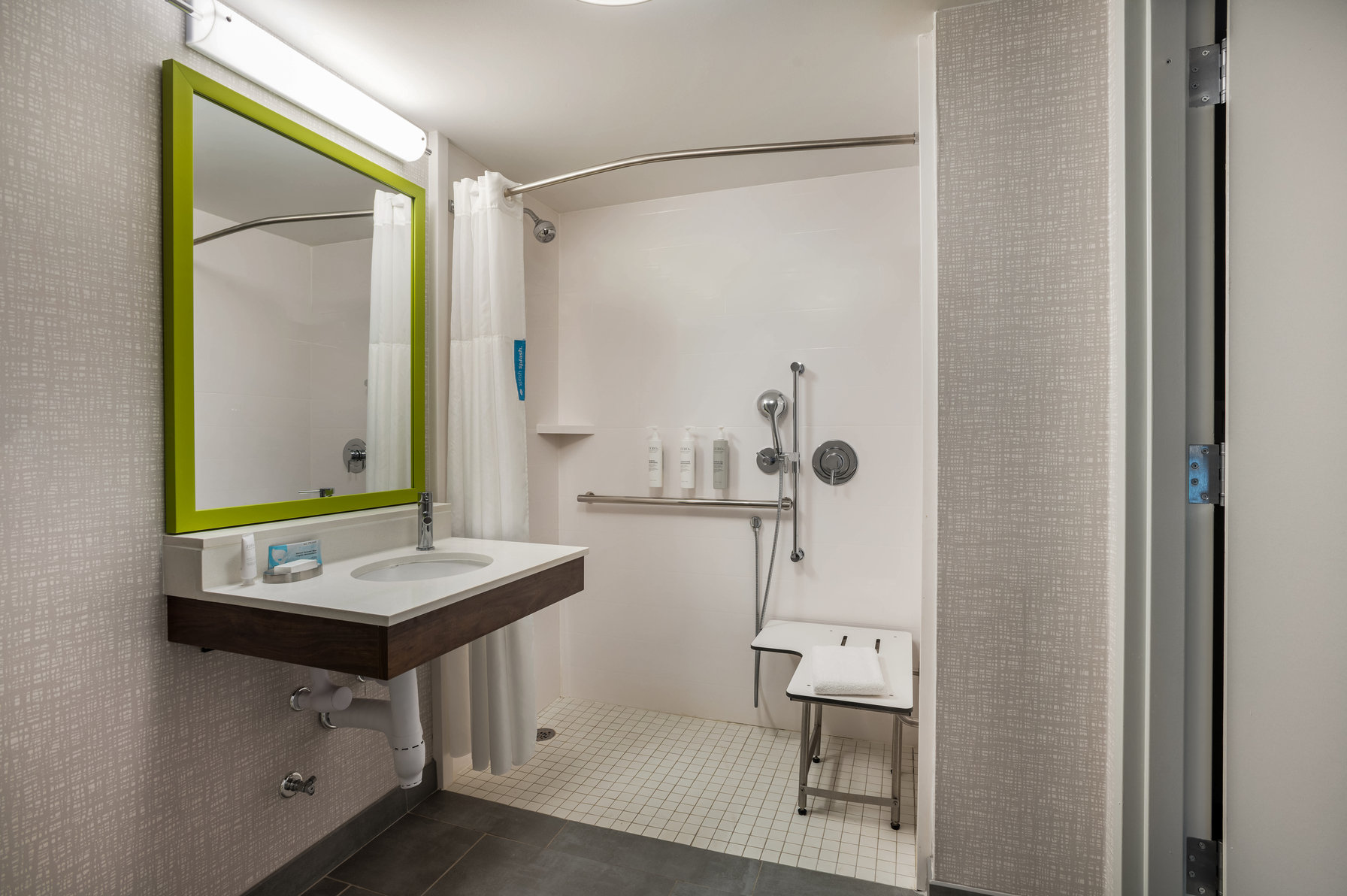 Hampton Inn by Hilton Gadsden Room Type - 1 QN ACC ROLLIN SHWR NS