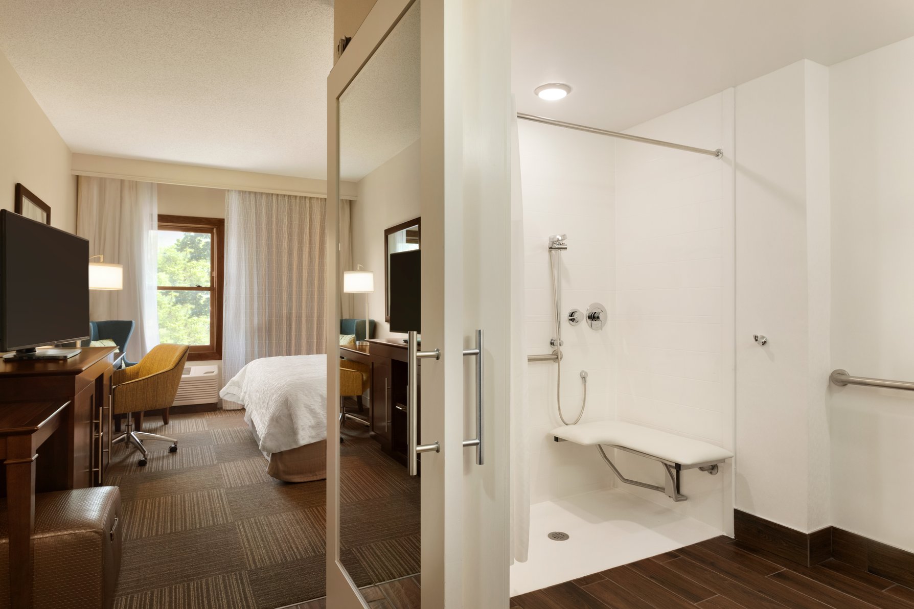 Hampton Inn and Suites Springdale Room Type - 1 KNG ACC W ROLLIN SHWR NS