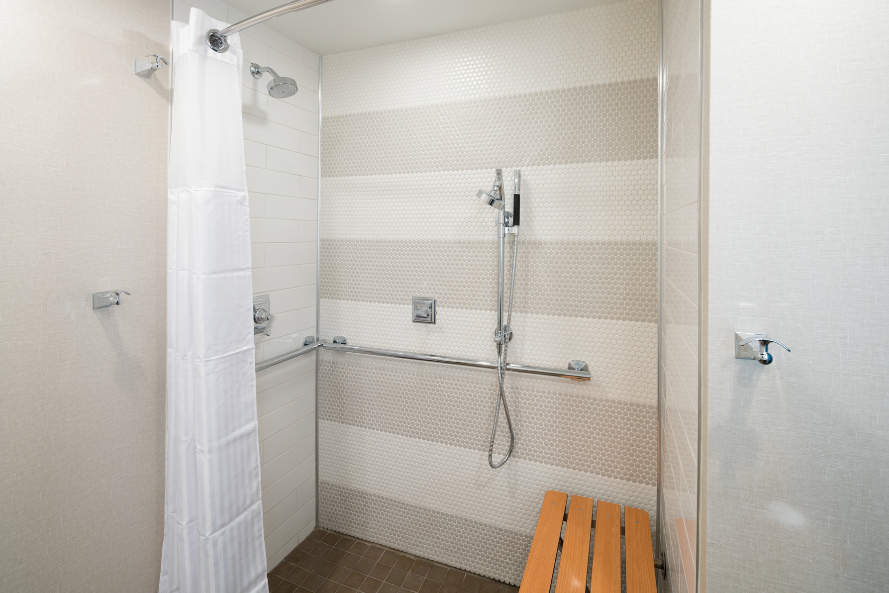 DoubleTree by Hilton Gainesville Room Type - 2 QUEEN ROLL IN SHOWER
