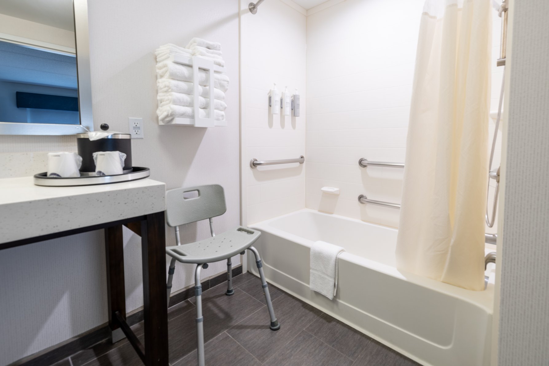 Hampton Inn & Suites by Hilton Greensboro/Coliseum Area Room Type - 2 QNS ACCESSIBLE W TUB NS
