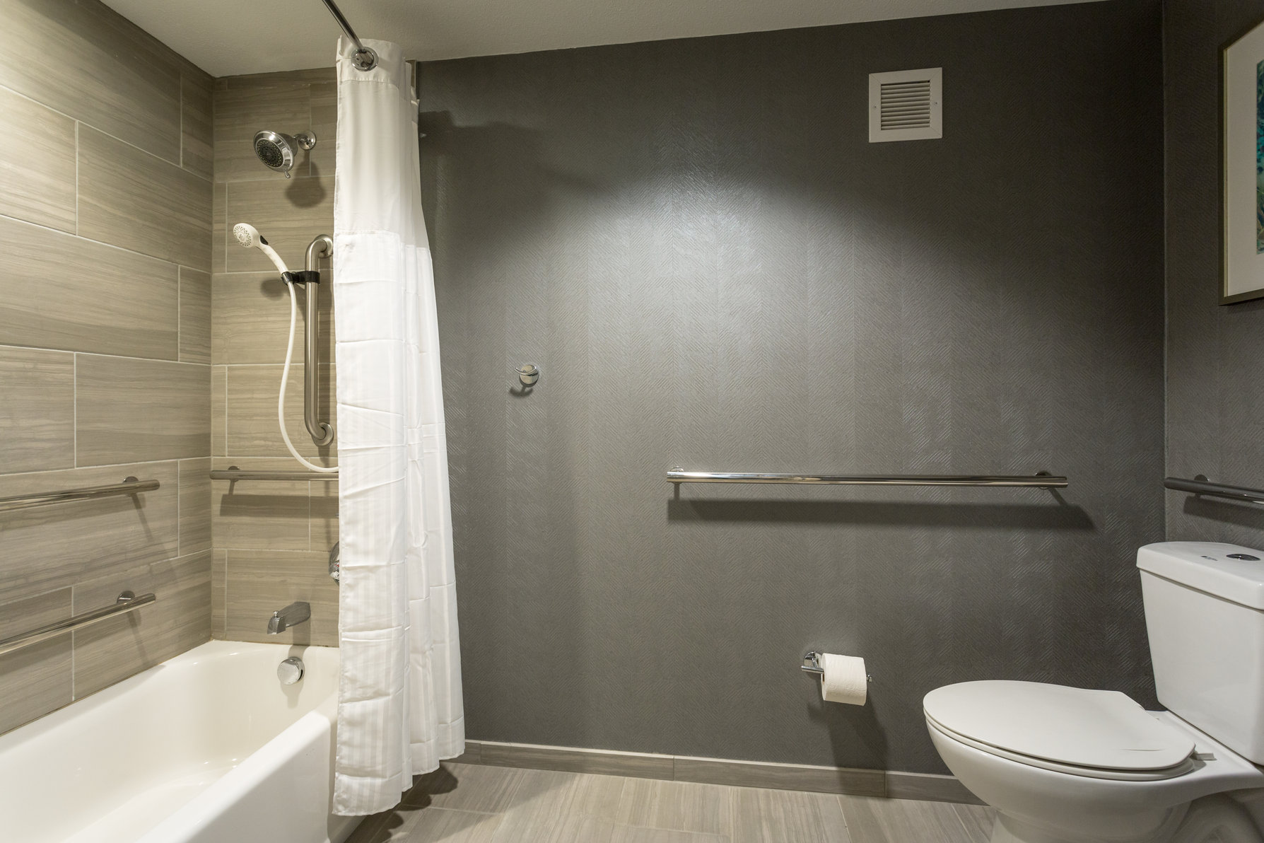 Doubletree by Hilton Harrisonburg Room Type - 1KG MOB ACCESS SUITE W TUB