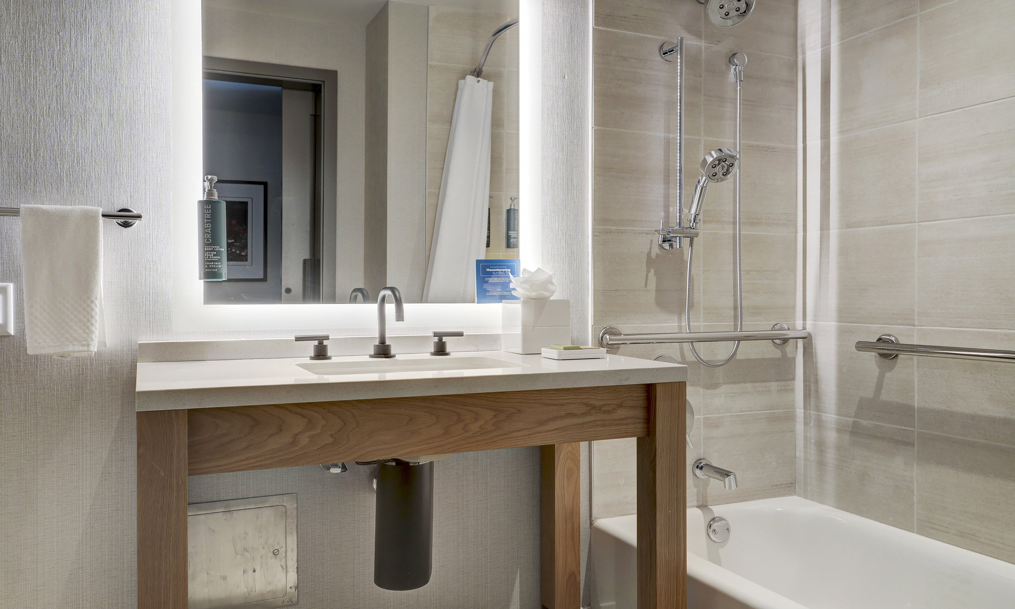 Hilton University of Houston Hotel Room Type - 1KG UNIV VW ACC W  BATHTUB