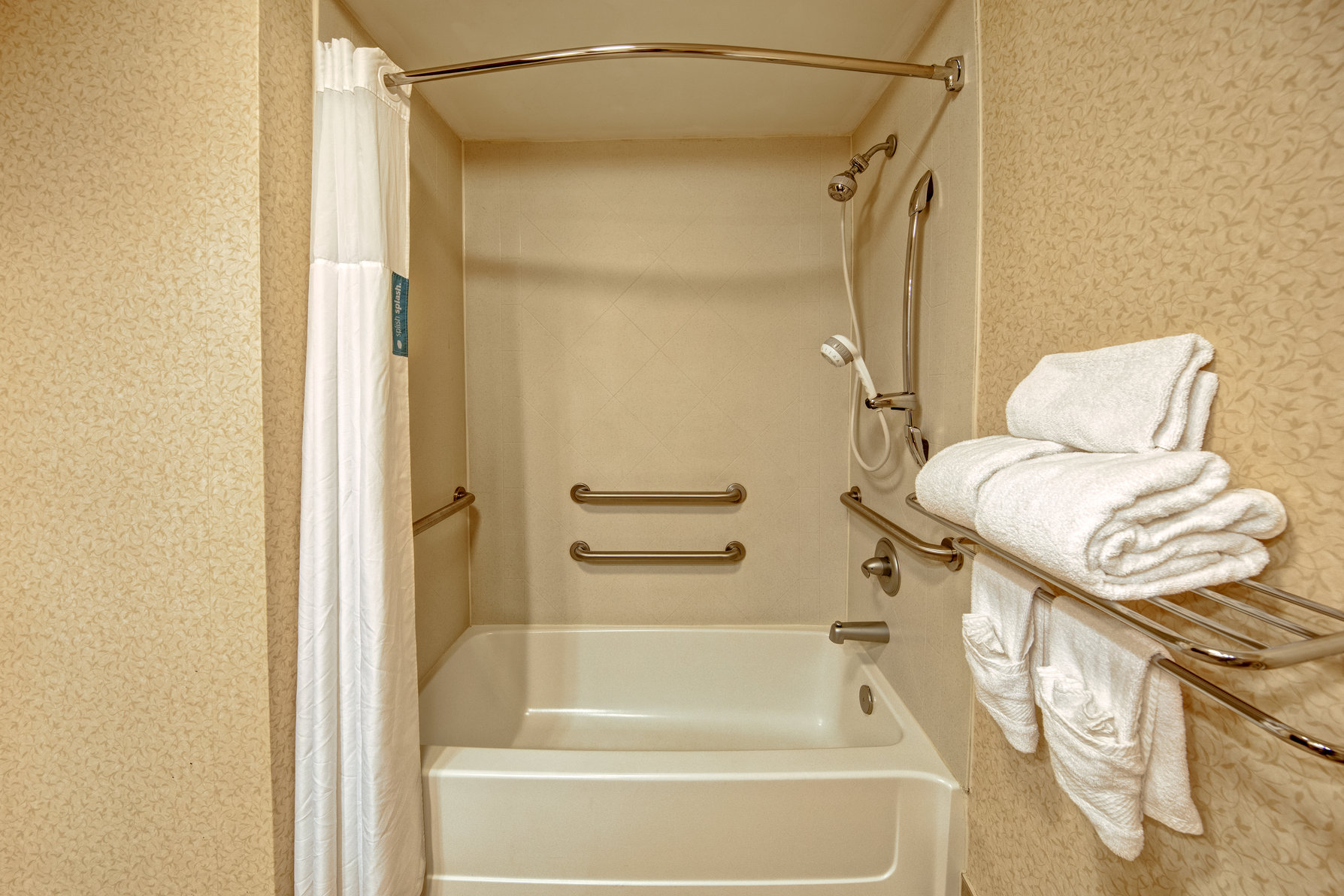 Hampton Inn by Hilton Ashland Room Type - 1KNG MOB HEAR ACC W TUB NS