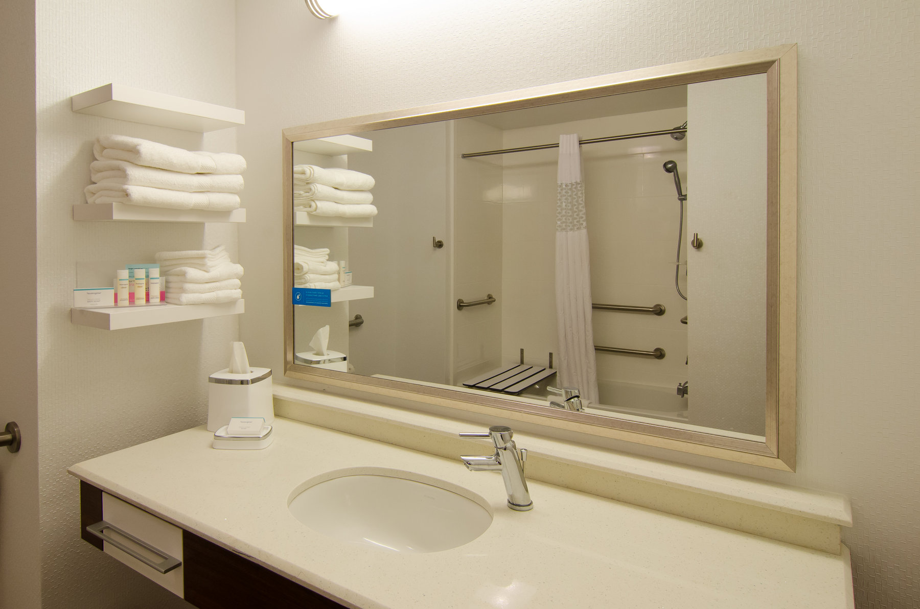 Hampton Inn & Suites Huntsville, TX Room Type - 2 QNS ACCESSIBLE W TUB NS