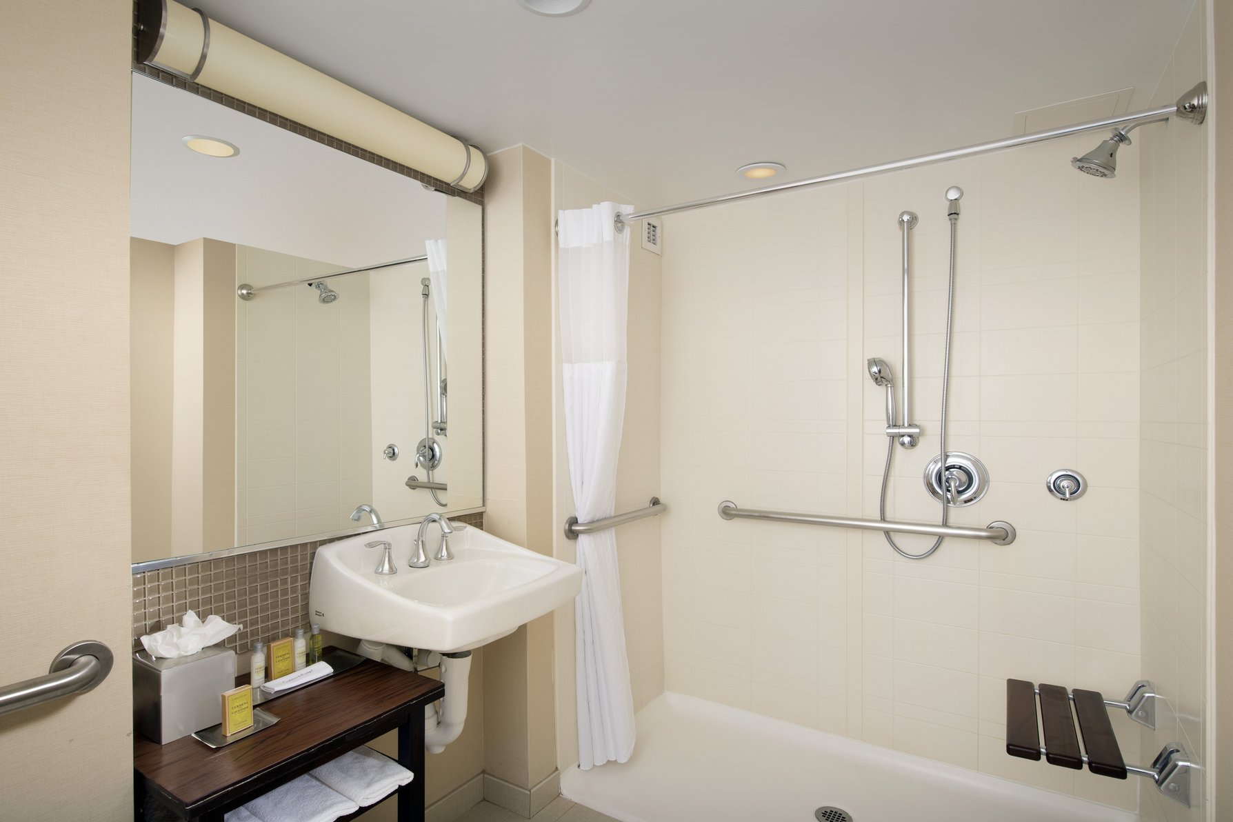 DoubleTree by Hilton Sterling - Dulles Airport Room Type - 2Q ACC MOB HR RI-S EXE LVL