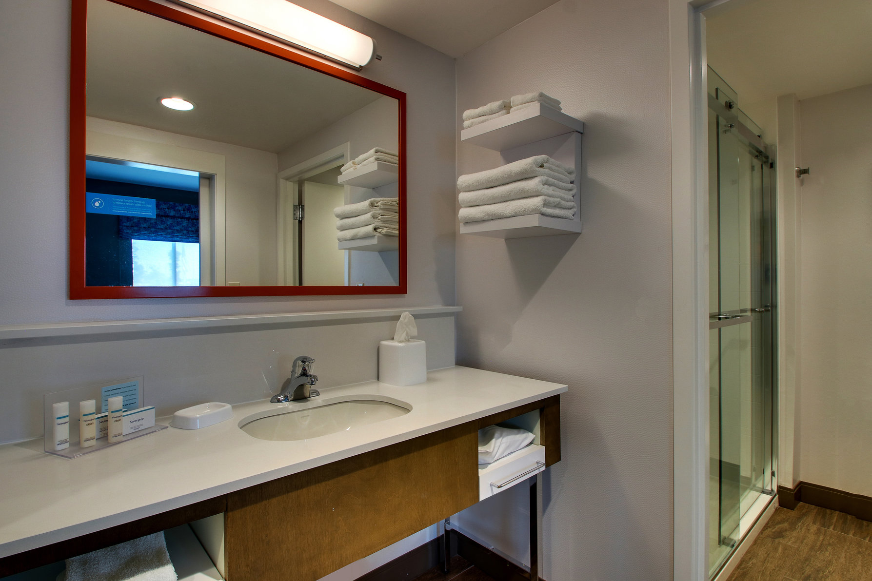 Hampton Inn & Suites by Hilton Southport Room Type - 1KN STDO MIC FRIDG WTBR NS