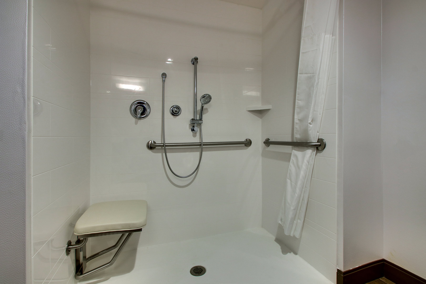 Hampton Inn & Suites by Hilton Southport Room Type - 1 KING MOB HR ACC RI SHWR