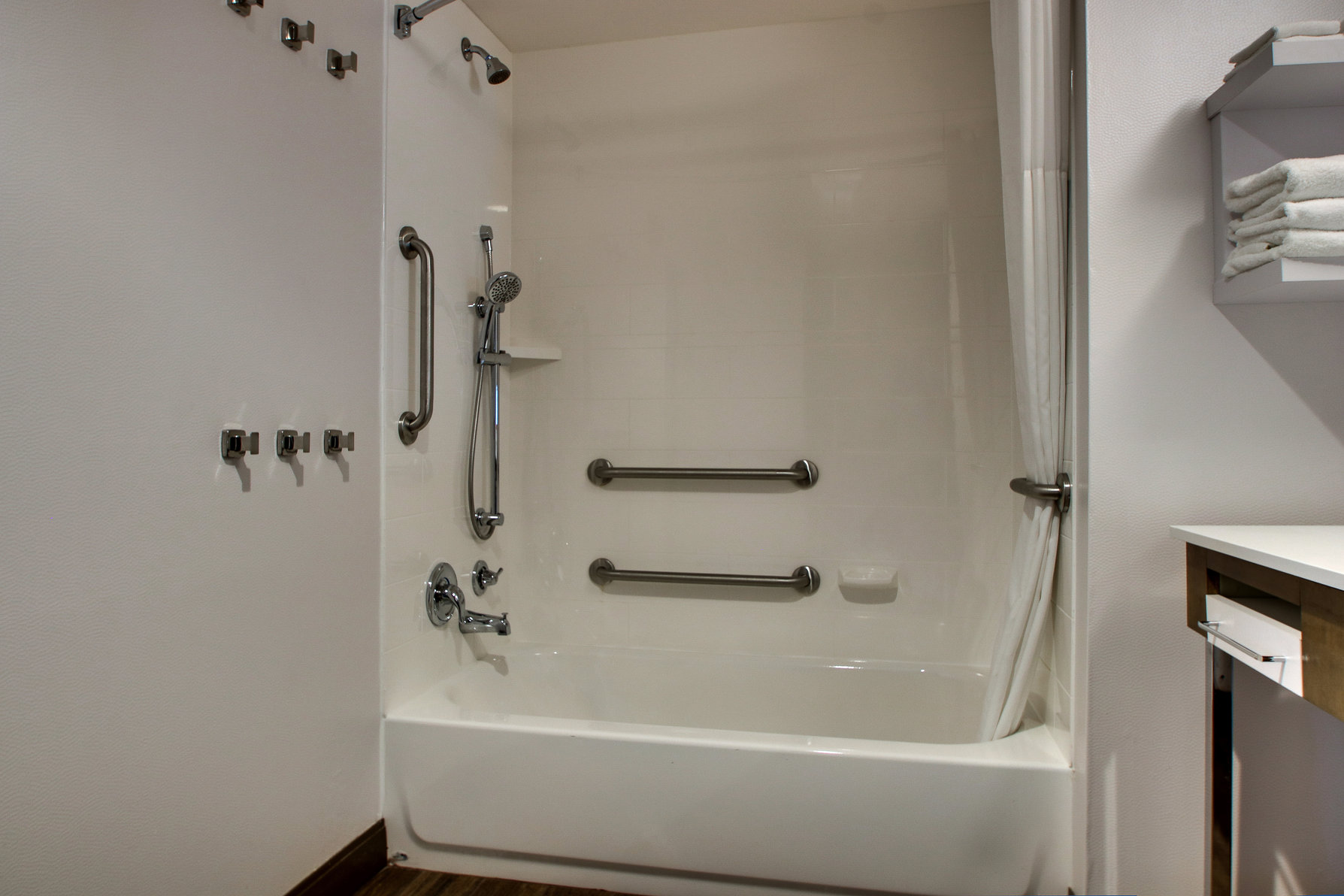 Hampton Inn & Suites by Hilton Southport Room Type - 1 KNG ACCESSIBLE TUB NS