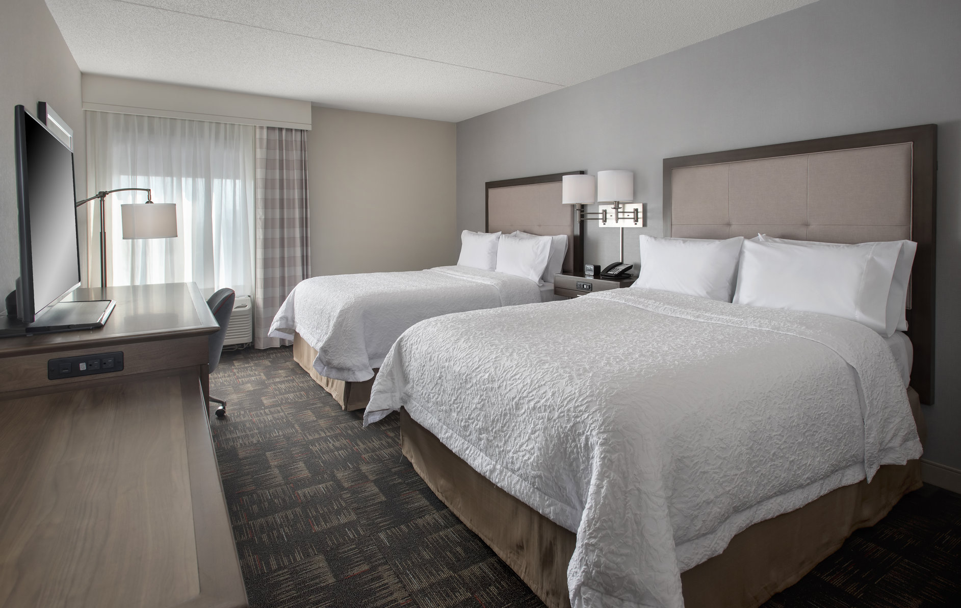 Hampton Inn Boston - Logan Airport Room Type - 2QN MOB HEARING ACC TUB NS