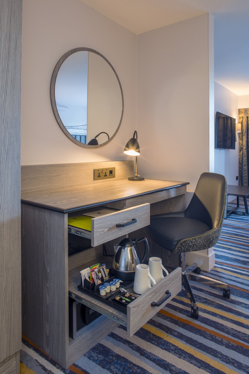 DoubleTree by Hilton Hotel Bristol South - Cadbury House Room Type - KING GUEST ACCESSIBLE ROOM