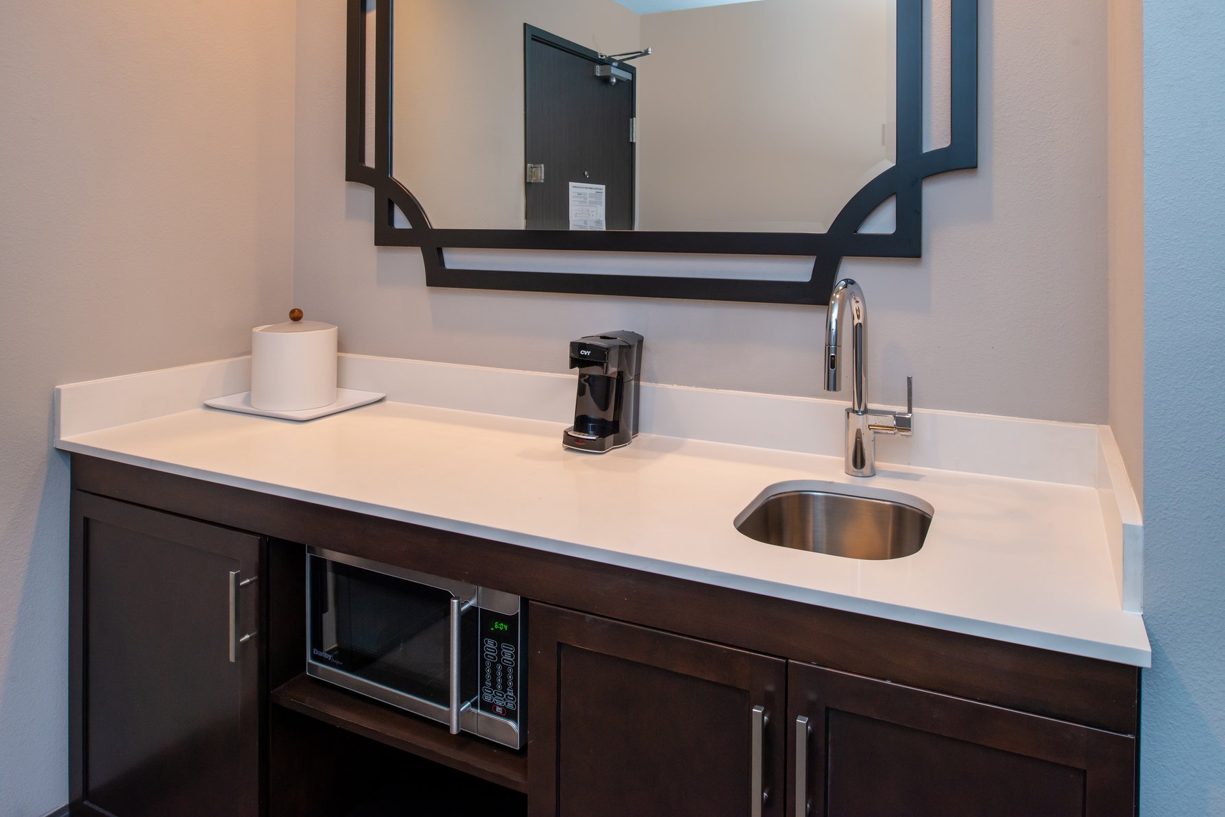 Hampton Inn & Suites by Hilton Winston-Salem Downtown Room Type - 1KNG ACC STDO ROLLIN SHWR
