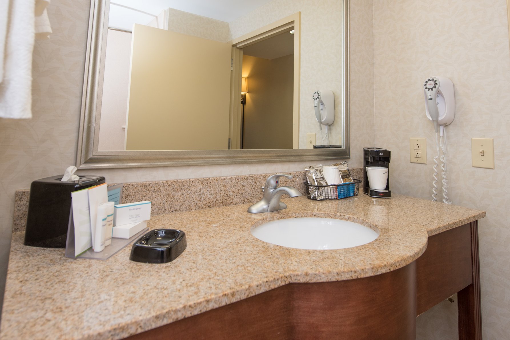 Hampton Inn by Hilton YAZOO CITY Room Type - 1KNG MOB HEAR ACC W TUB NS