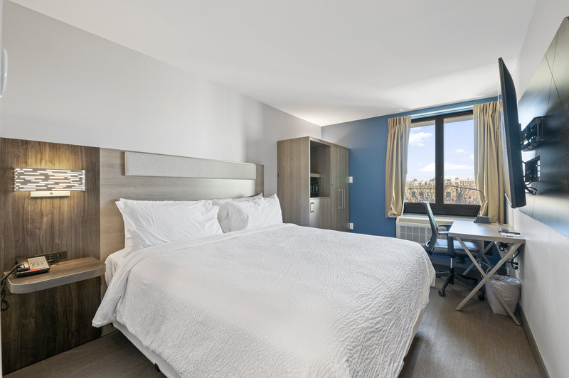 Holiday Inn Express and Suites Bronx – Zoo Area