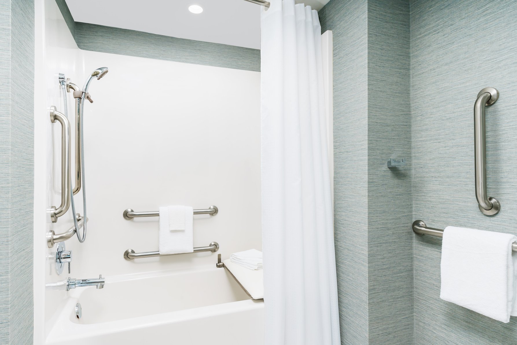 Homewood Suites by Hilton Myrtle Beach Oceanfront Room Type - 1QN MOB ACC TUB W SOFABED