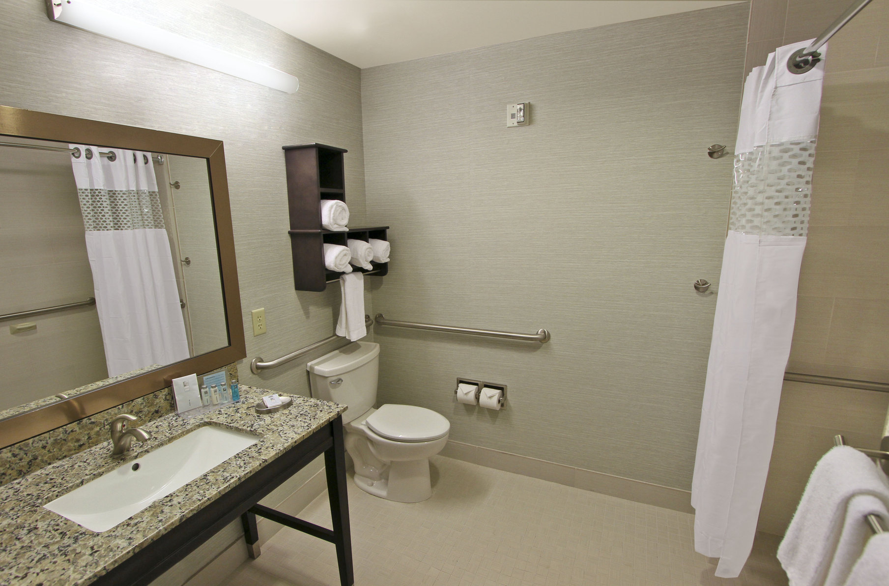 Hampton Inn & Suites by Hilton Winnie Room Type - 1KN MOB HEA ACC TUB STU NS