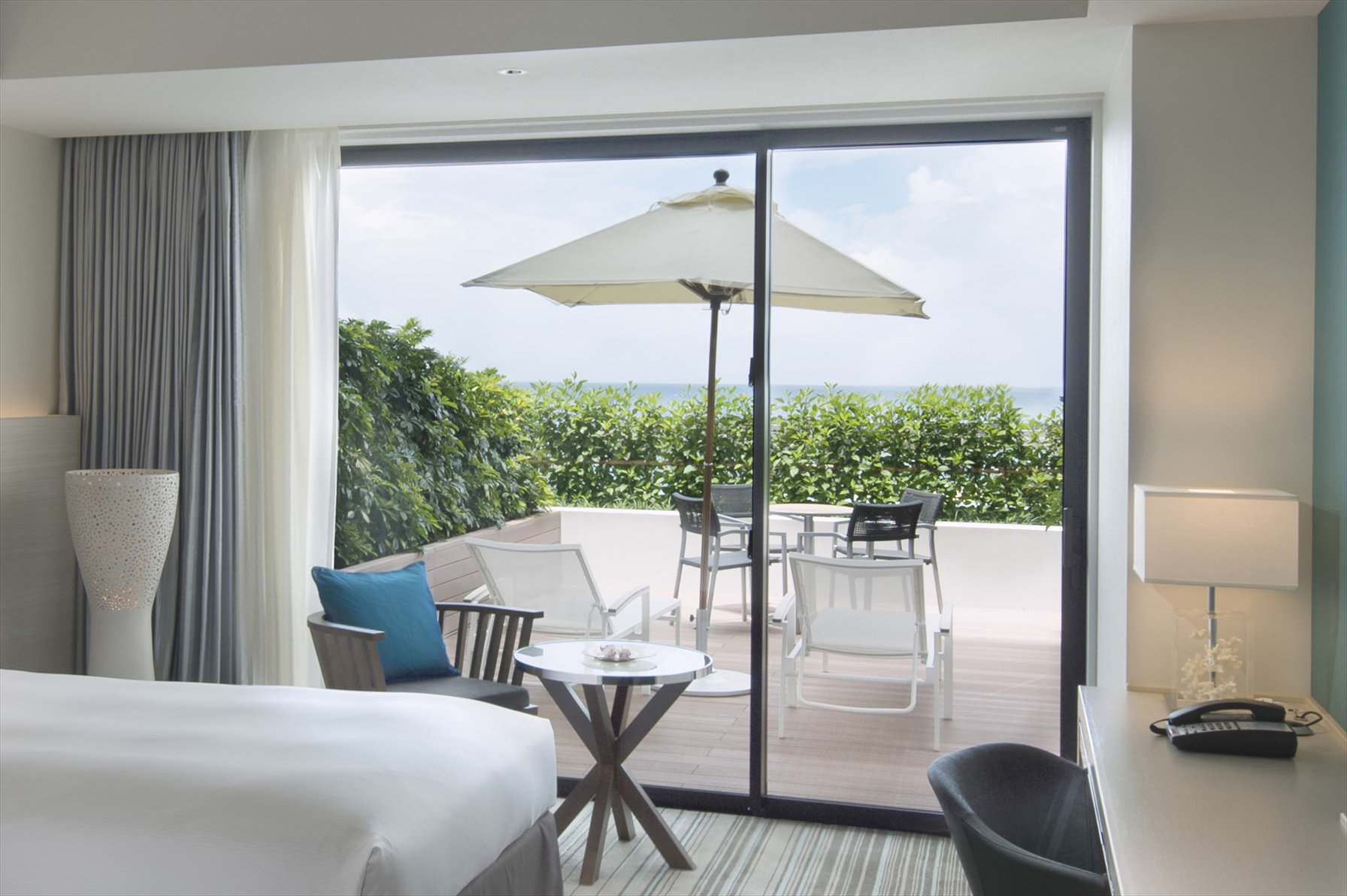 HILTON OKINAWA CHATAN RESORT Room Type - TWIN EXE ROOM W TERRACE