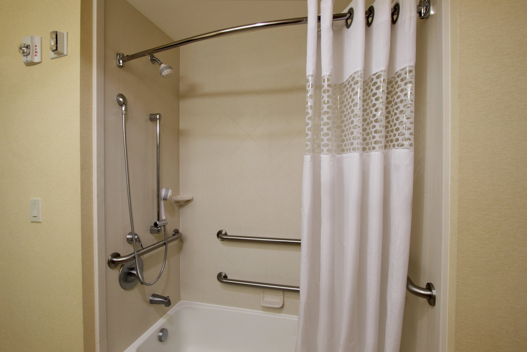 Hampton Inn Beeville Room Type - 1KNG MOB/HEAR ACC W/TUB NS