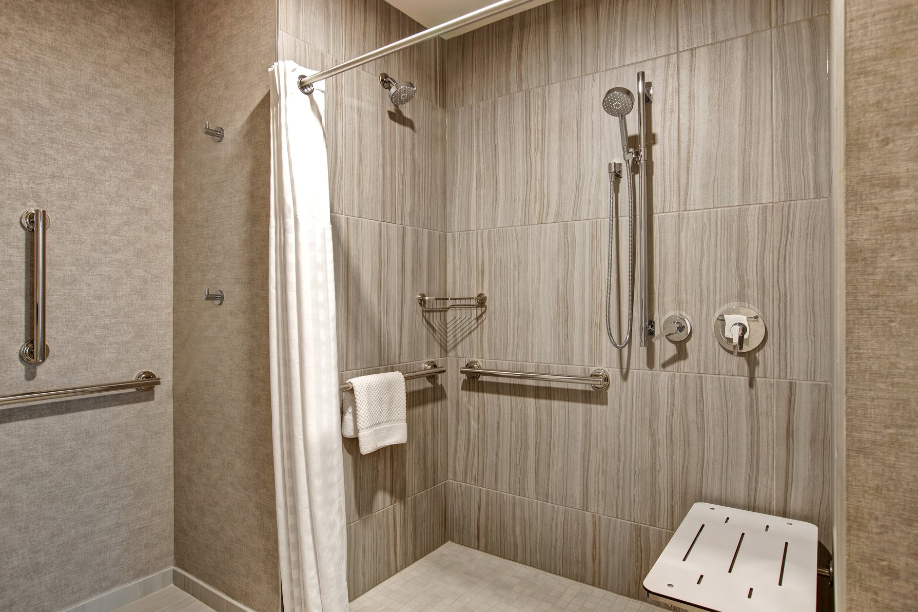 Embassy Suites by Hilton Rockford Riverfront Room Type - 1KG STE ACCESSBLE RI SHWR