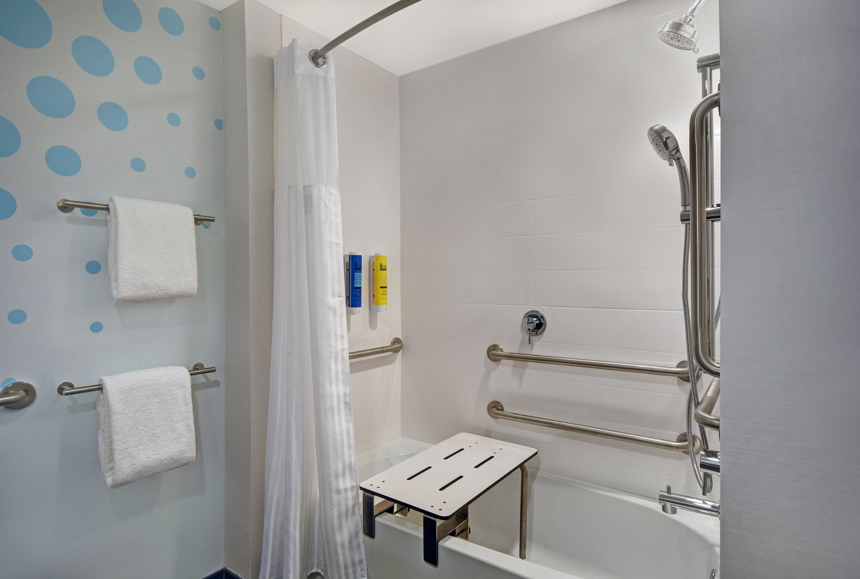 Tru by Hilton Burlington Room Type - 2 QUEEN ACCESSIBLE TUB