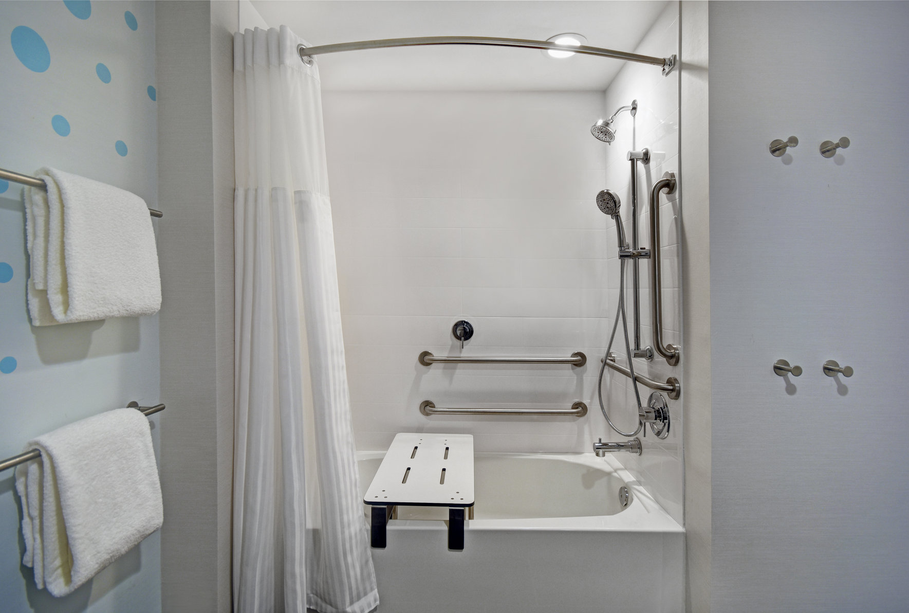 Tru by Hilton Burlington Room Type - 1 KING ACCESSIBLE TUB