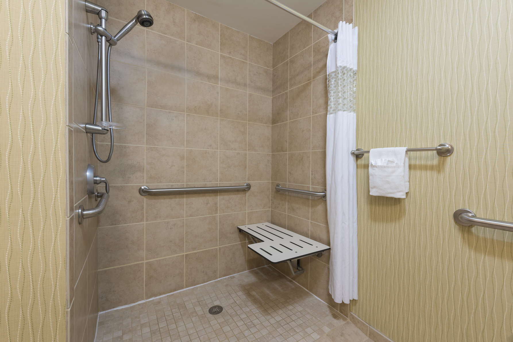 Hampton Inn East Lansing Room Type - 1 QN ACC ROLLIN SHWR NS