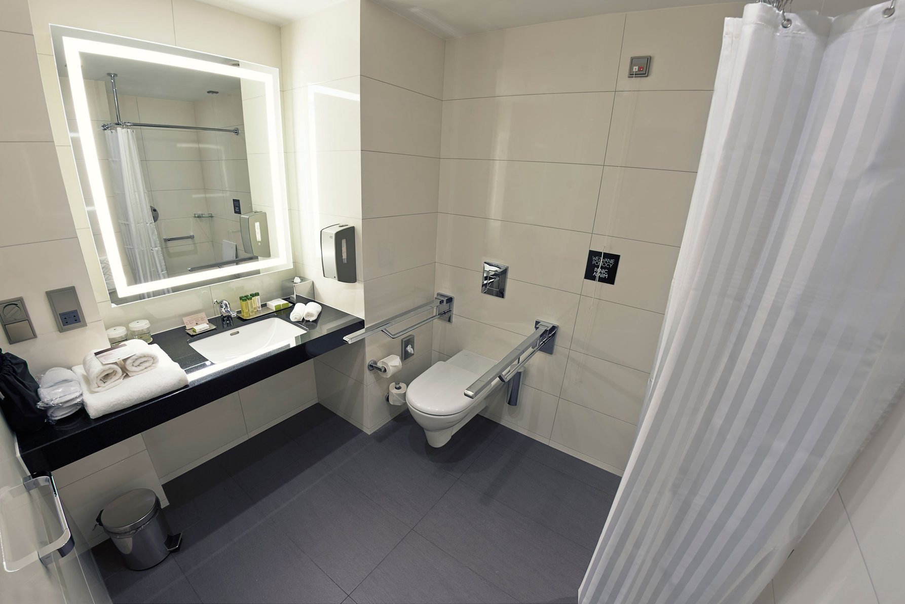 DoubleTree by Hilton Lodz Room Type - KING ACCESSIBLE ROOM