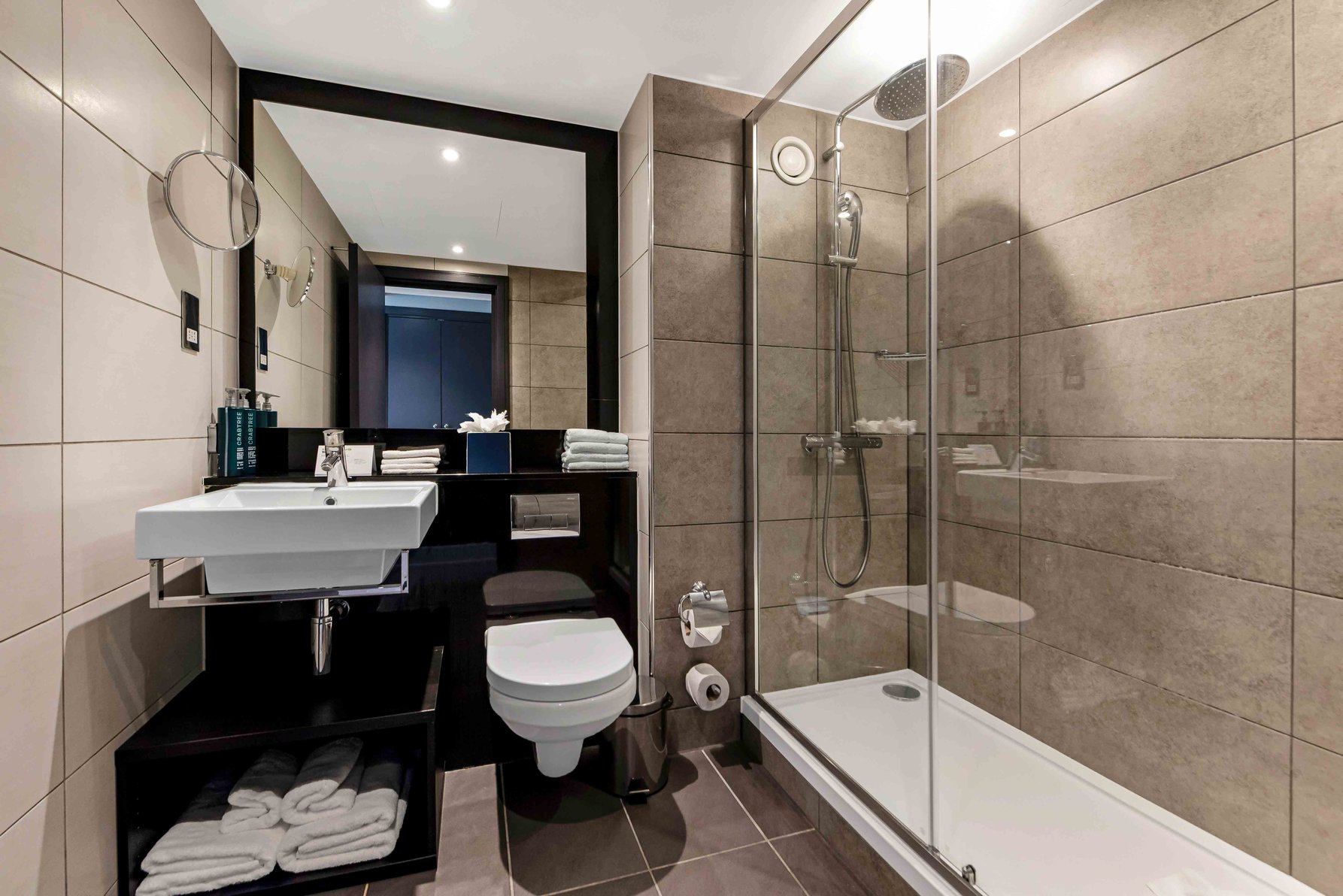 DoubleTree by Hilton London Kensington Room Type - Duplex with Three Double Beds