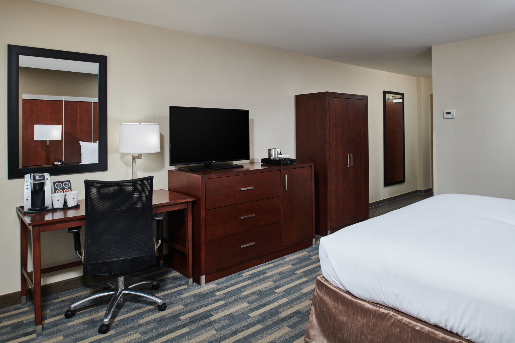 DoubleTree by Hilton Raleigh Crabtree Valley Room Type - 1 KING BED MOB ACC RIS