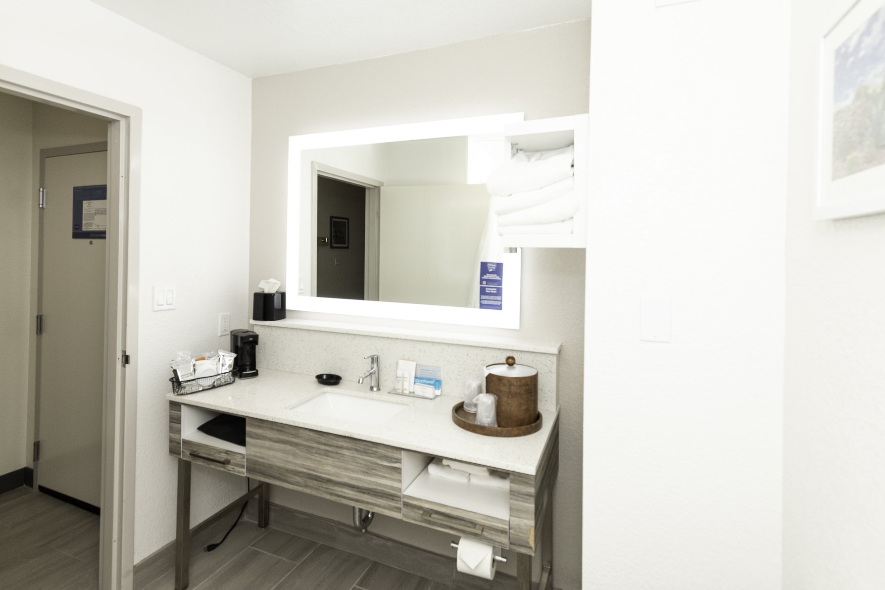 Hampton Inn Kerrville Room Type - 1 KING W  FRIDGE MICROWAVE