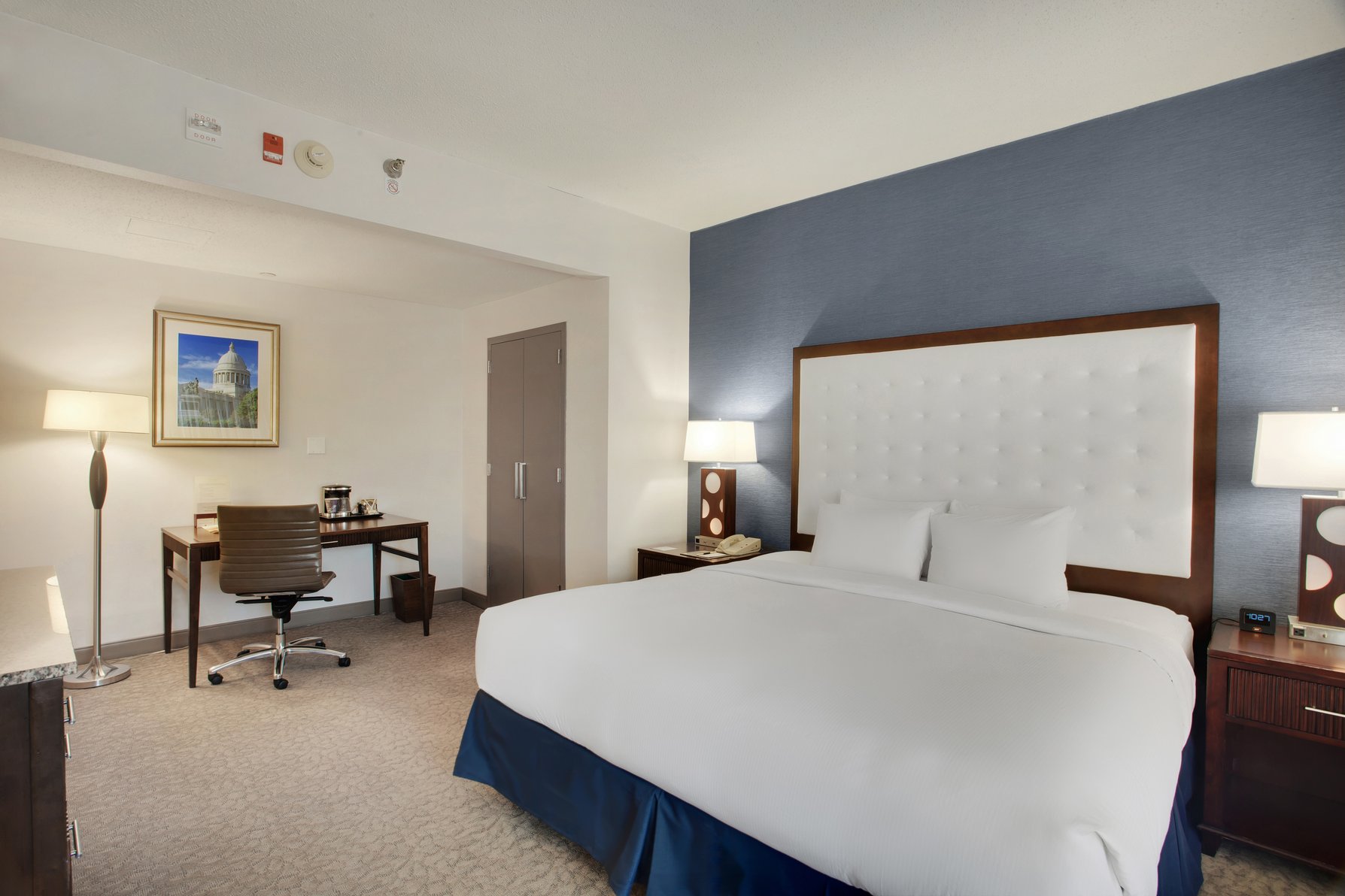DoubleTree by Hilton Little Rock Room Type - 1 KG 1 BDRM STE ACC TUB NS