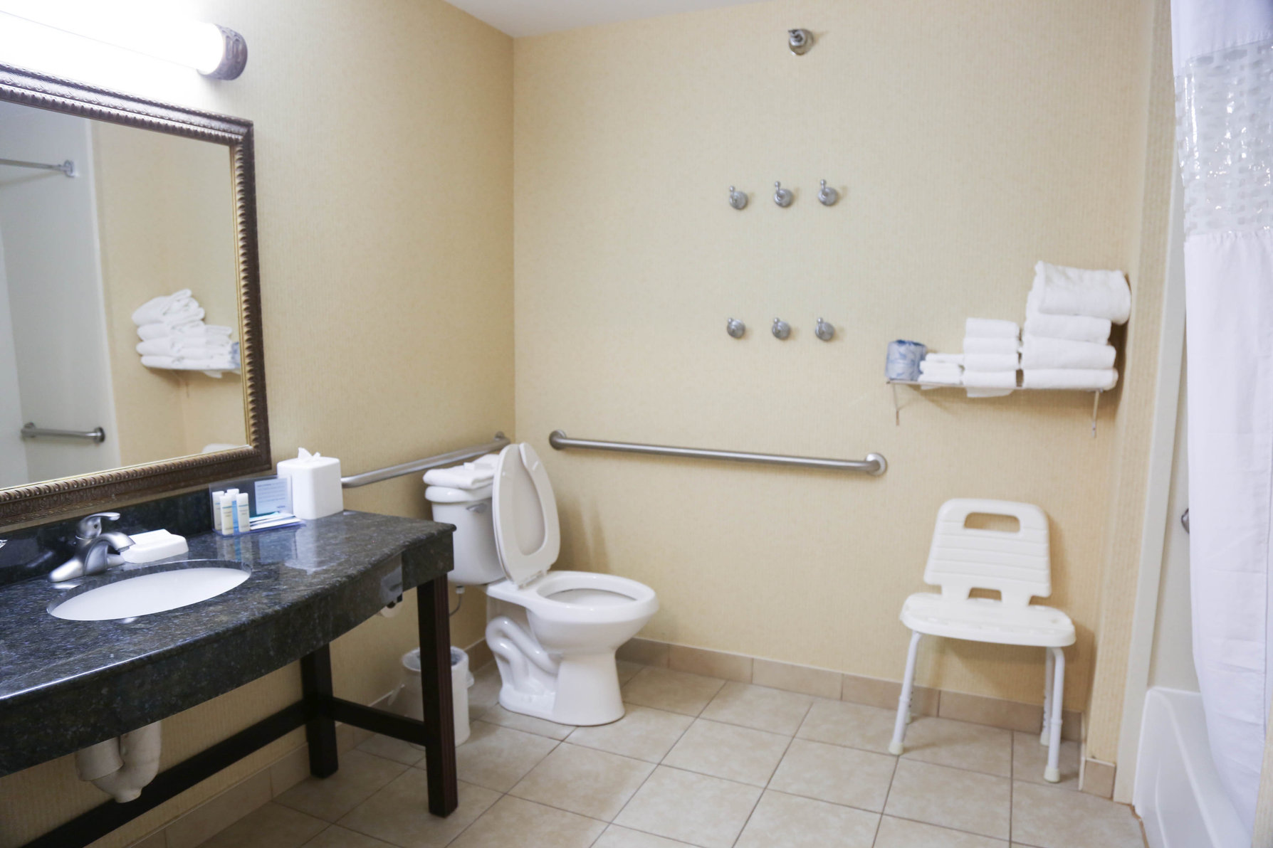Hampton Inn by Hilton MOREHEAD Room Type - 2 QNS ACCESSIBLE W TUB NS