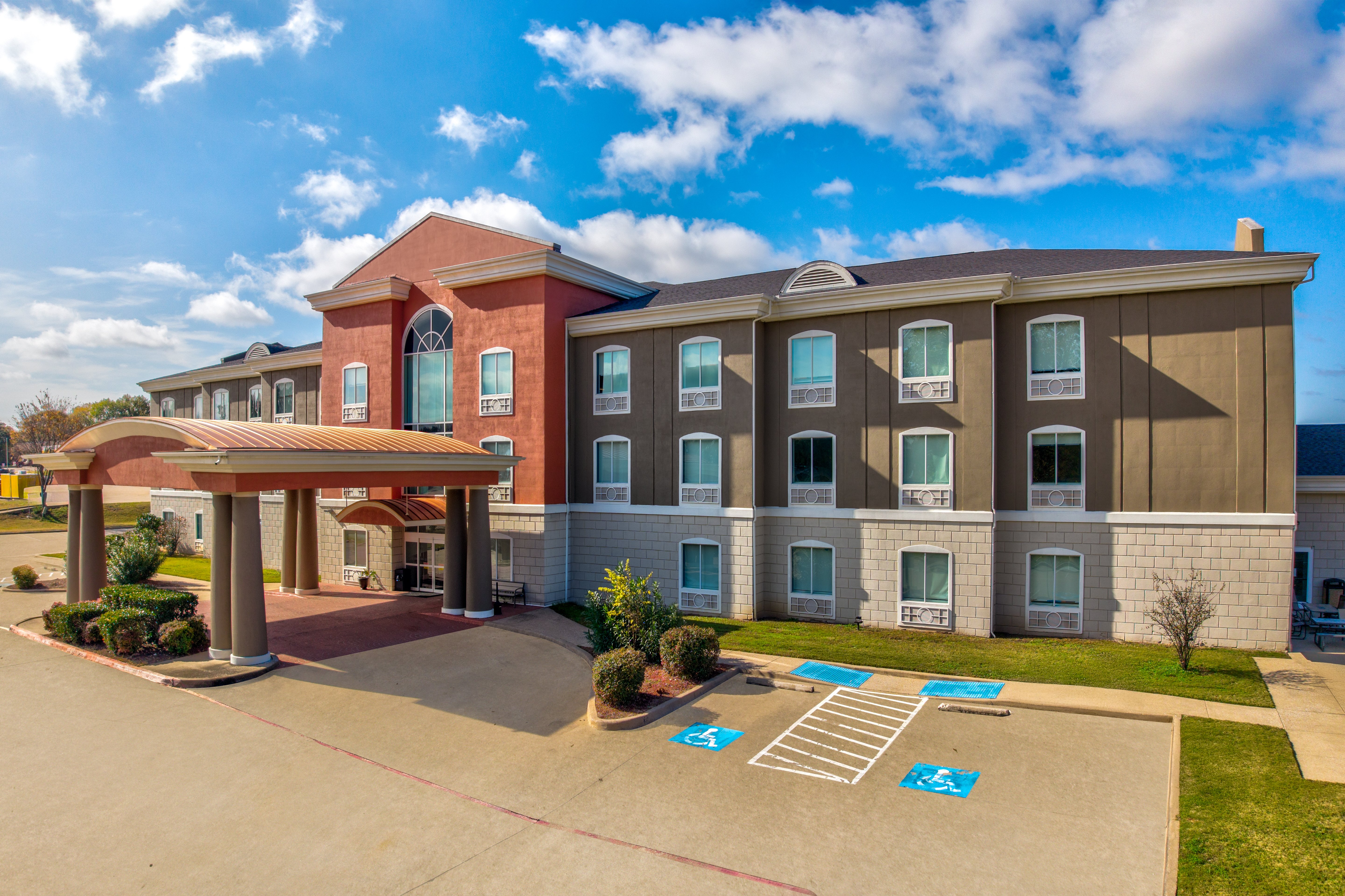Holiday Inn Express Hotel & Suites
