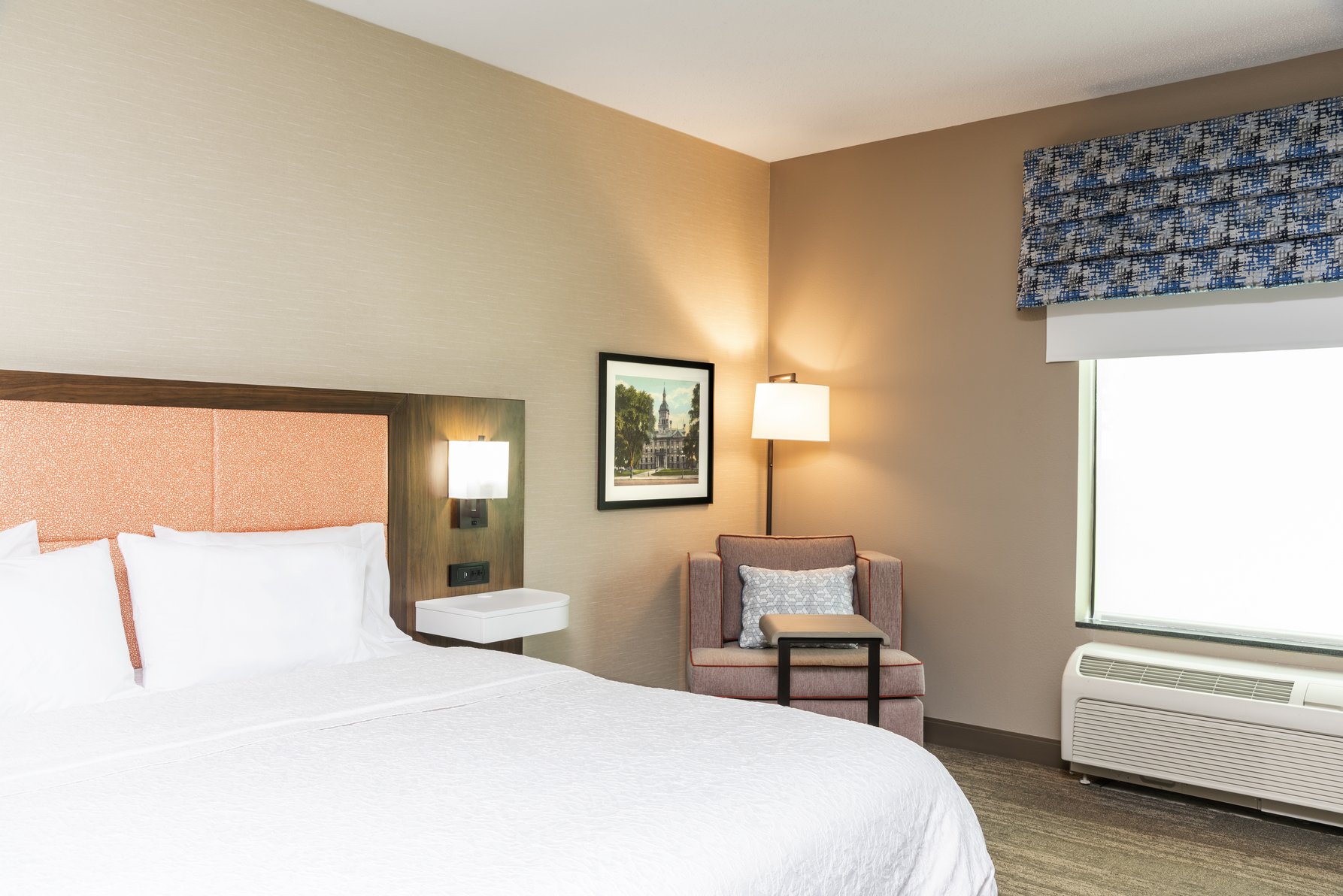 Hampton Inn & Suites by Hilton Marshalltown Room Type - 1 KING ACC ROLLIN SHWR