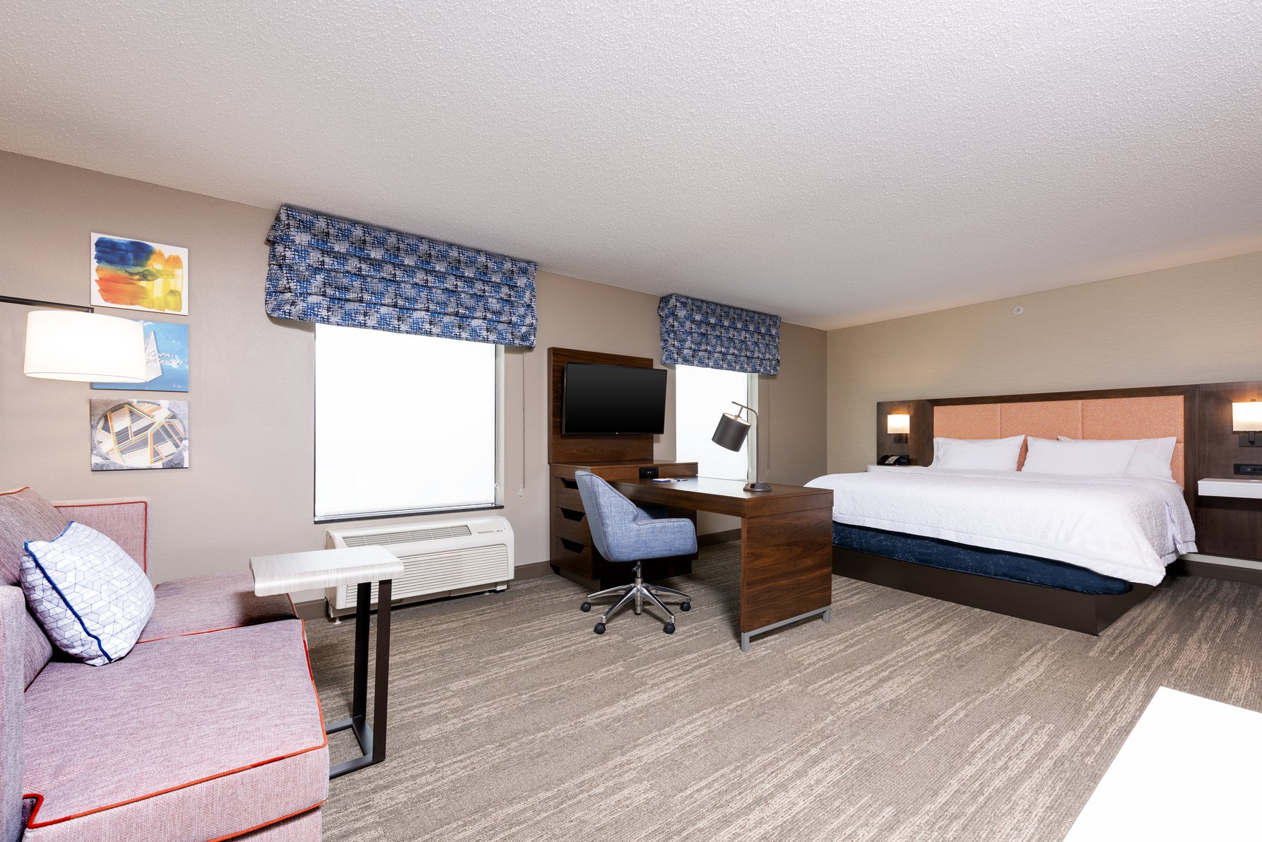 Hampton Inn & Suites by Hilton Marshalltown Room Type - KING SUITE W SOFABED
