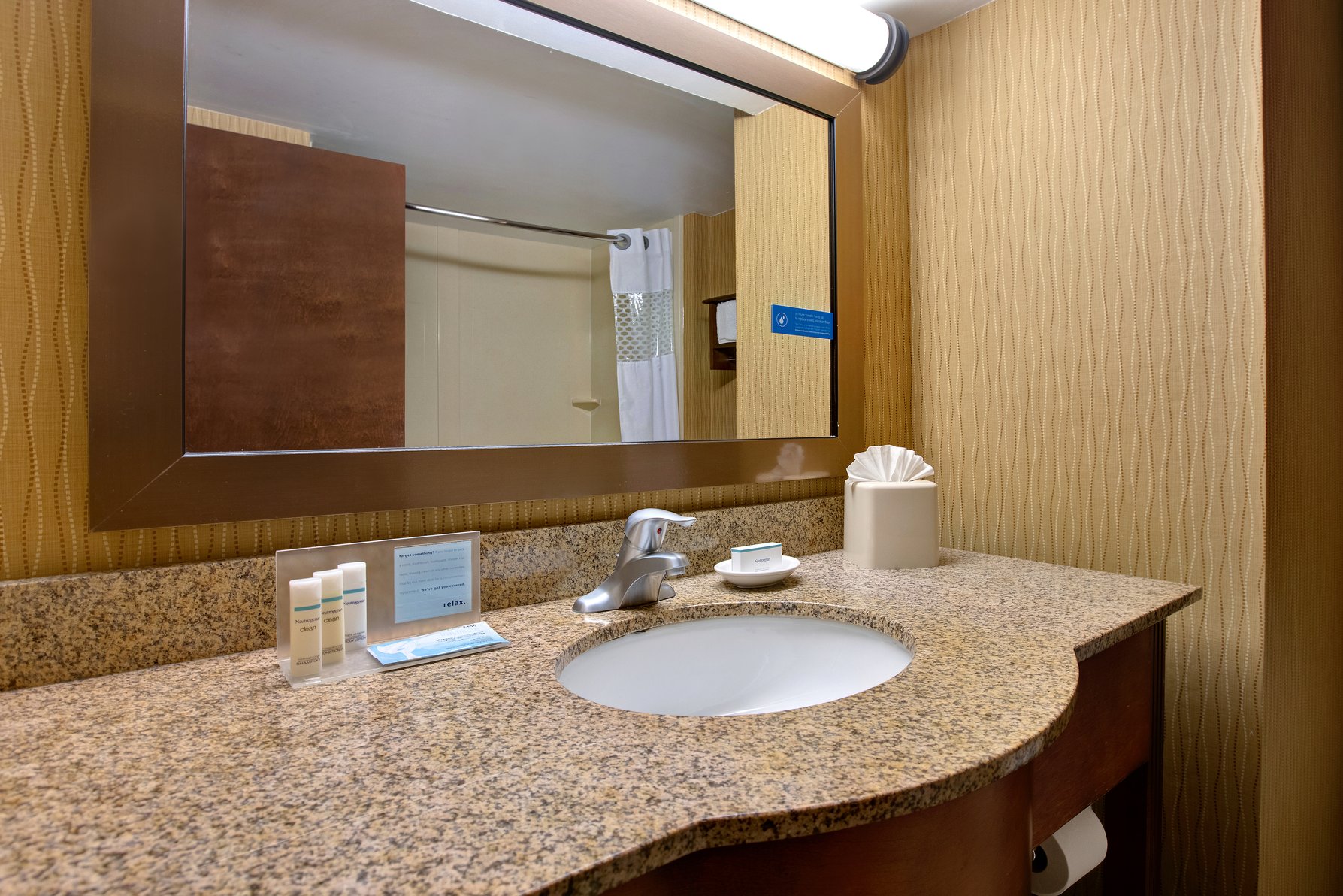 Hampton Inn Ft. Wayne-Southwest Room Type - 1KG WHRLPL MICRO FRIDGE NS