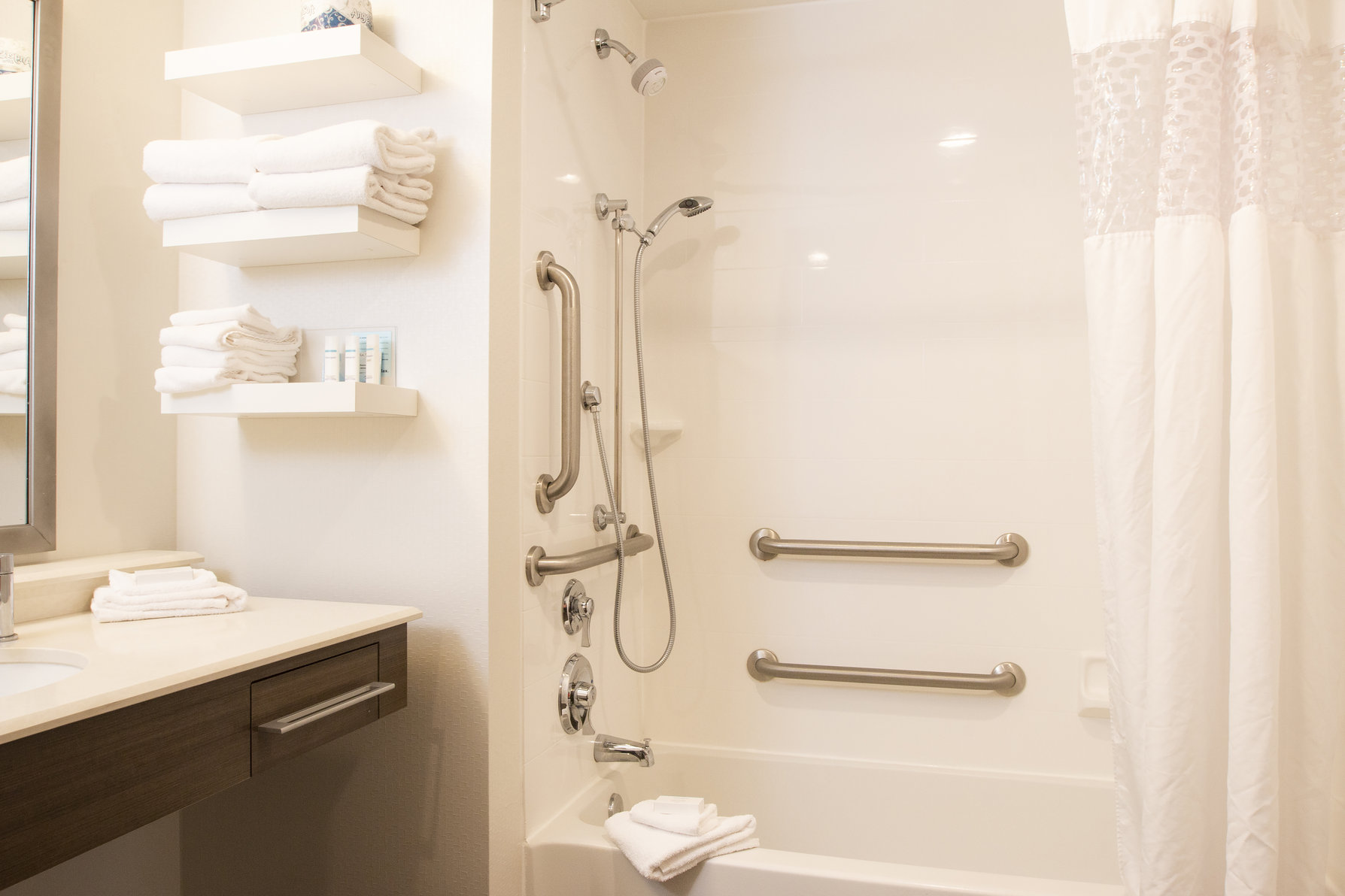 Hampton Inn & Suites by Hilton Boone Room Type - 2 QNS ACC TUB W BALC NS