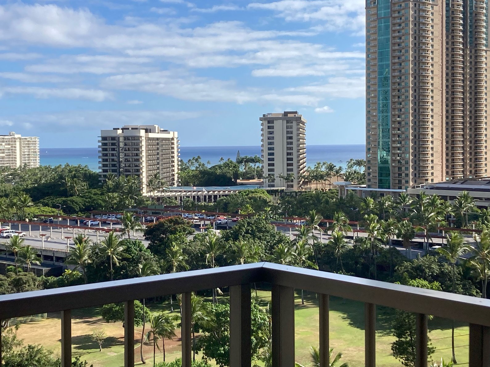 DoubleTree by Hilton Hotel Alana - Waikiki Beach Room Type - CORNER STE 1 QN DECK
