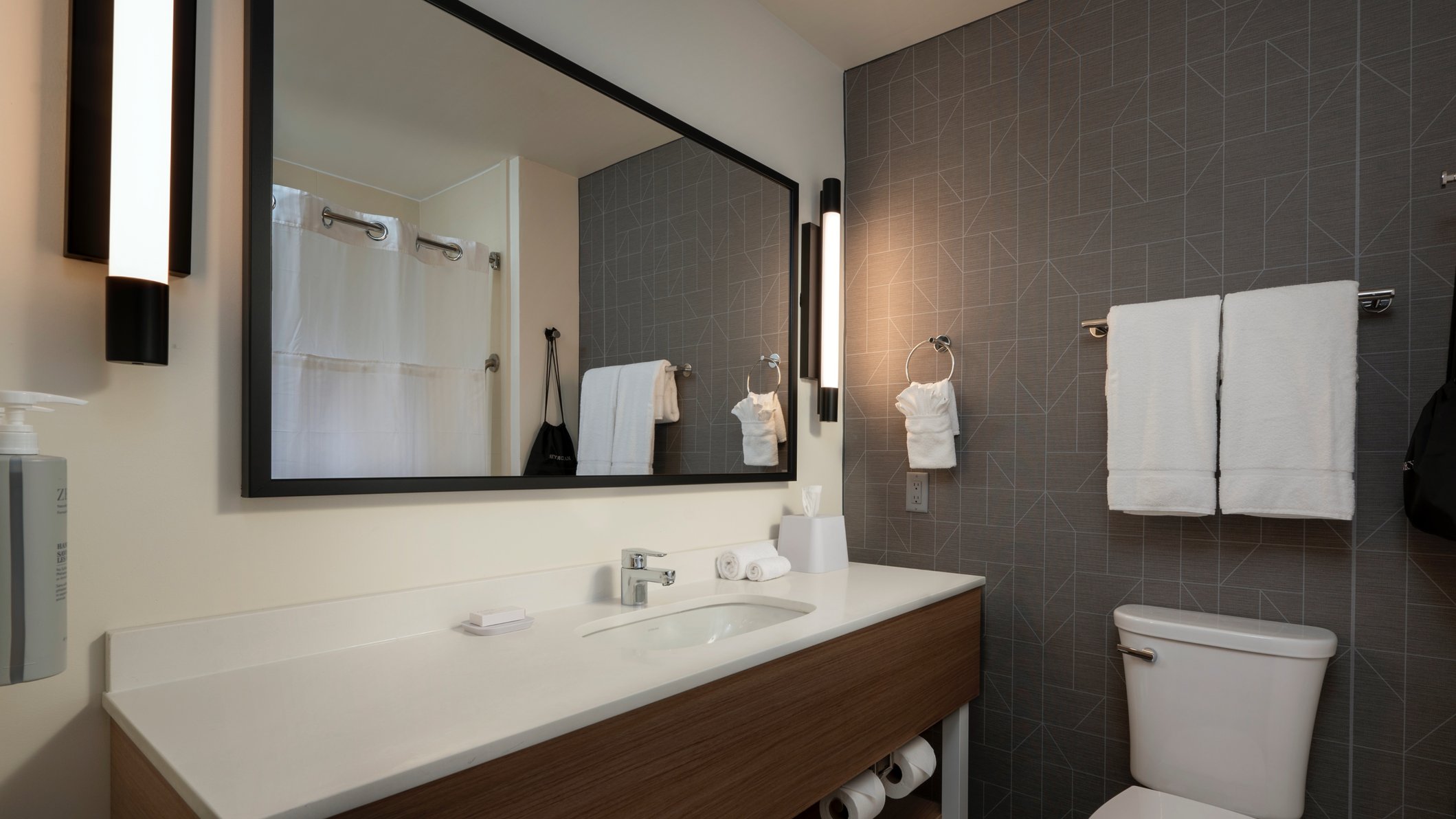 Spark by Hilton Houston Bush Intercontinental Airport Room Type - 1 KING MOB ACC 3X3 SHOWER