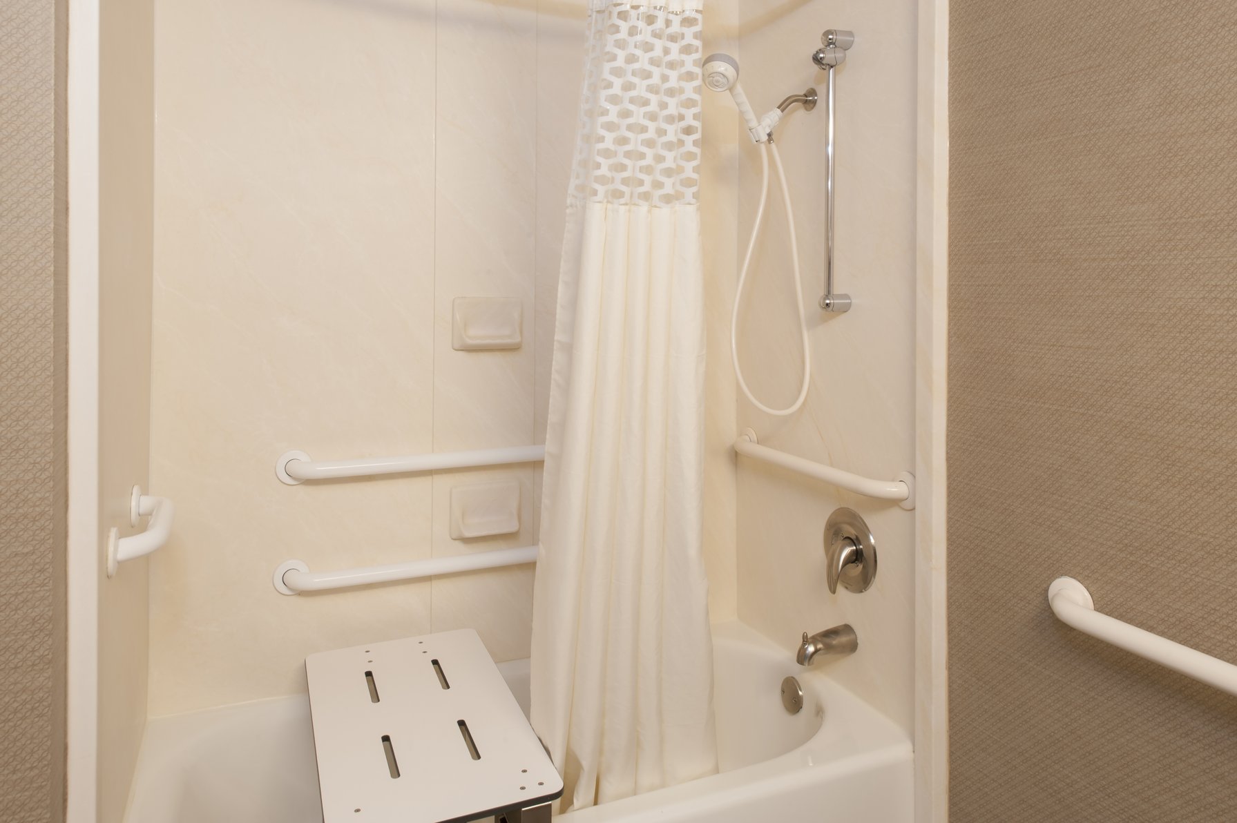 Hampton Inn by Hilton Muskegon Room Type - 1 QN ACC ROLLIN SHWR NS