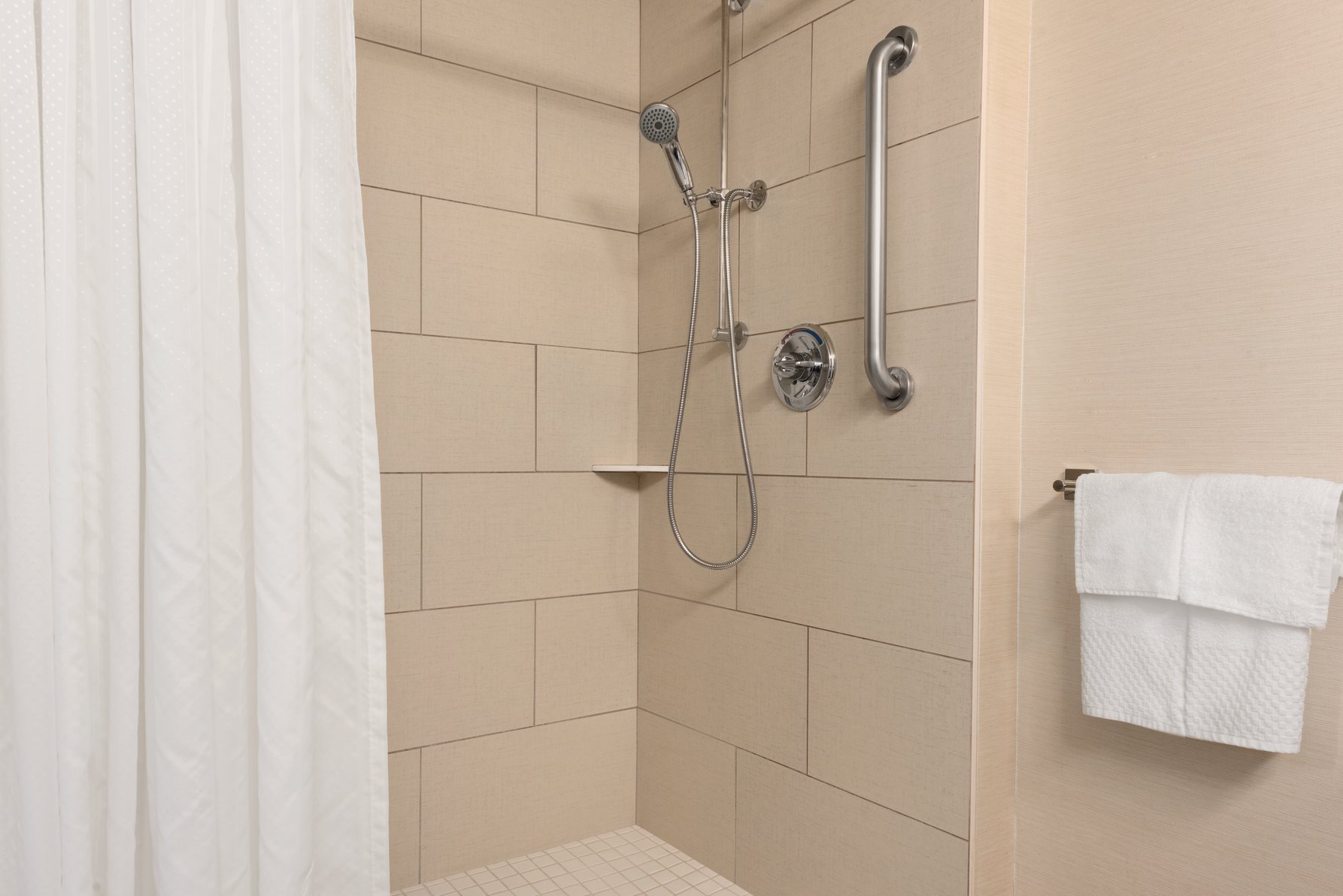 DoubleTree by Hilton Milwaukee - Brookfield Room Type - 1 KG MOB ACC RI SHWR