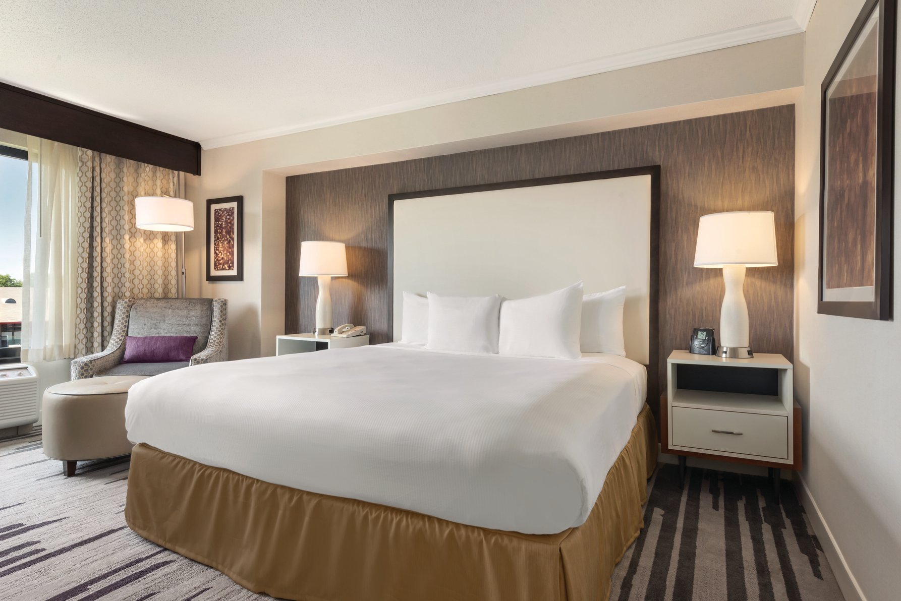 DoubleTree by Hilton Milwaukee - Brookfield Room Type - 1 KG MOB ACC BATHTUB