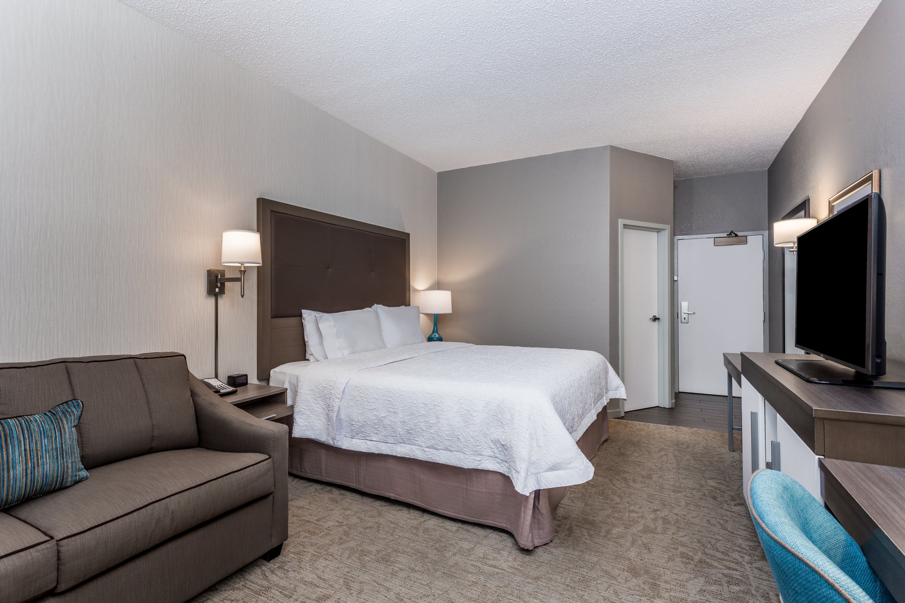 Hampton Inn by Hilton Milwaukee-Airport Room Type - 1KING STUDY SOFABED NOSMOK