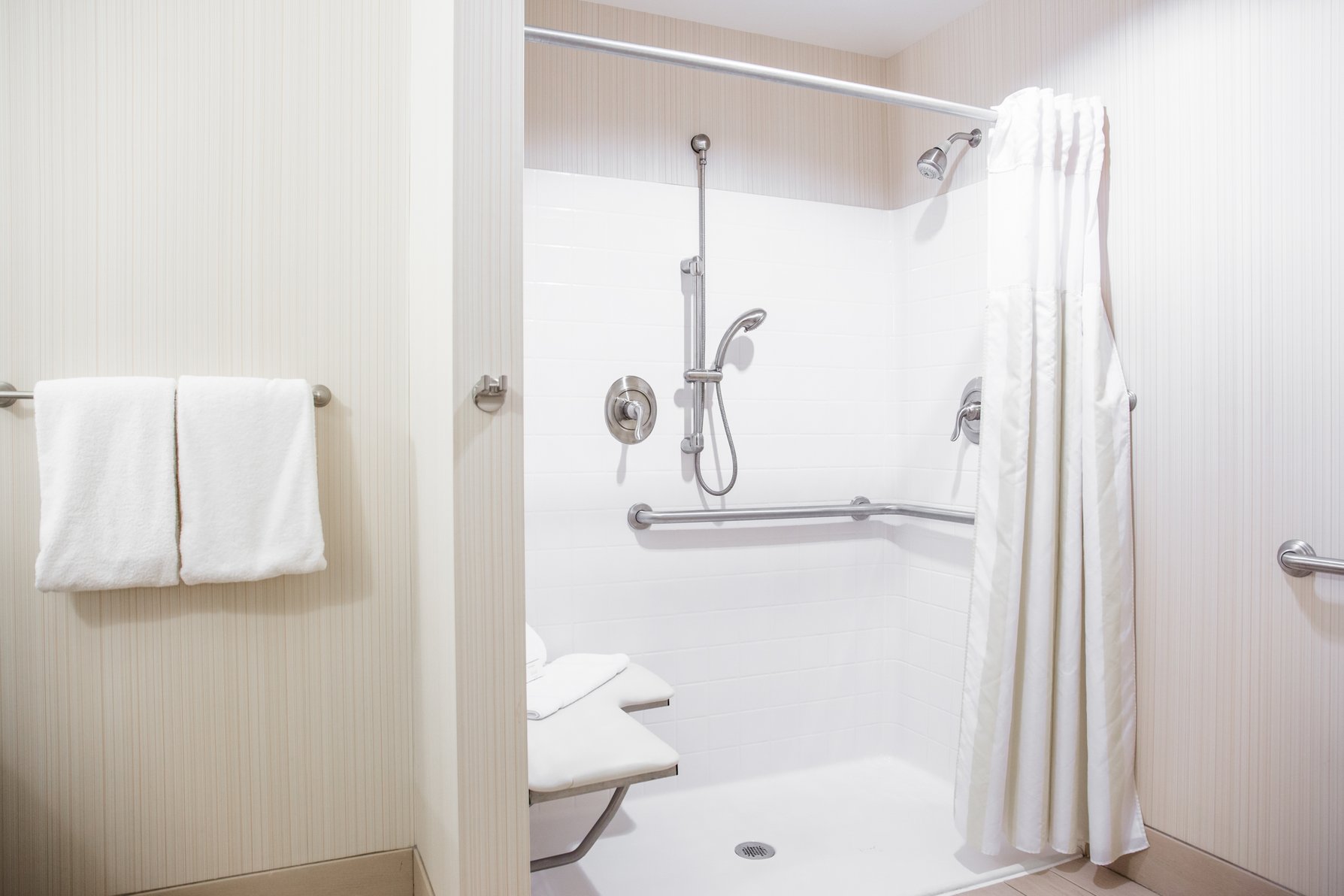 Hilton Garden Inn Milwaukee Downtown Room Type - 2 QUEEN MOB HEAR ACC TUB