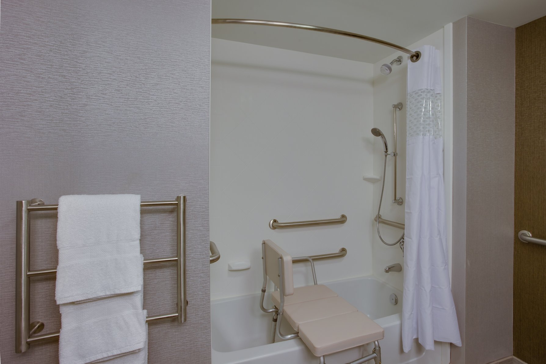 Hampton Inn & Suites by Hilton Philadelphia/Bensalem Room Type - 1KNG MOB HEAR ACC W TUB NS